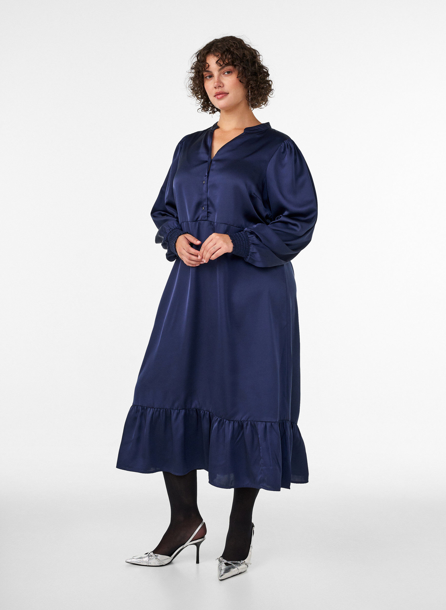 ZizziSatiinimekko pitkill&auml; hihoilla ja V-p&auml;&auml;ntiell&auml;, Sininen, Model image number 0