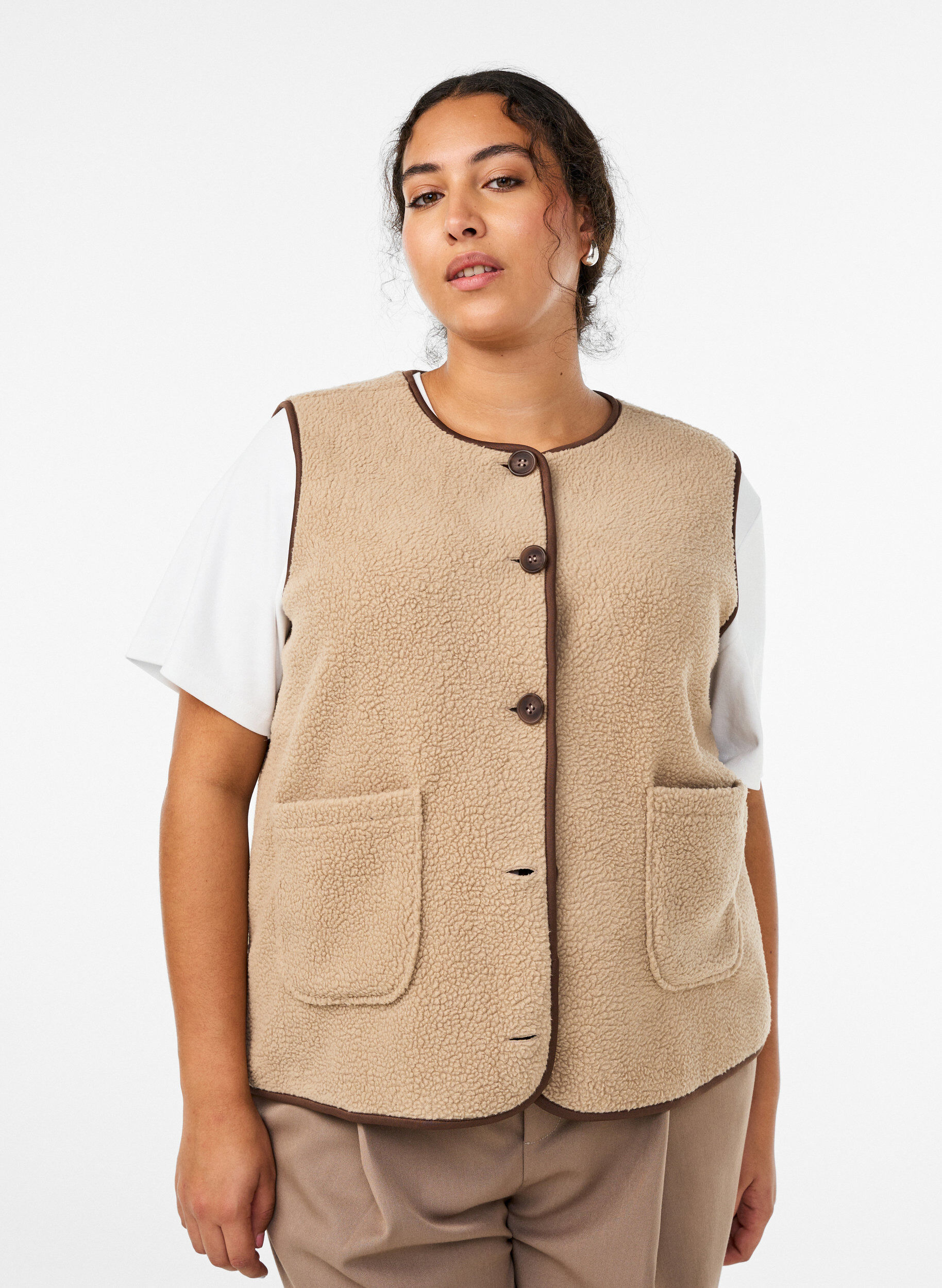 Teddykankainen liivi kontrastireunuksilla, Beige, Model