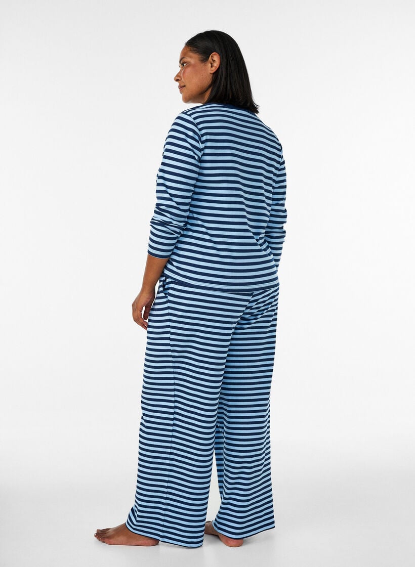 Raidalliset pyjamahousut korkealla vy&ouml;t&auml;r&ouml;ll&auml; ja leveill&auml; lahkeilla, Sininen, Model image number 1