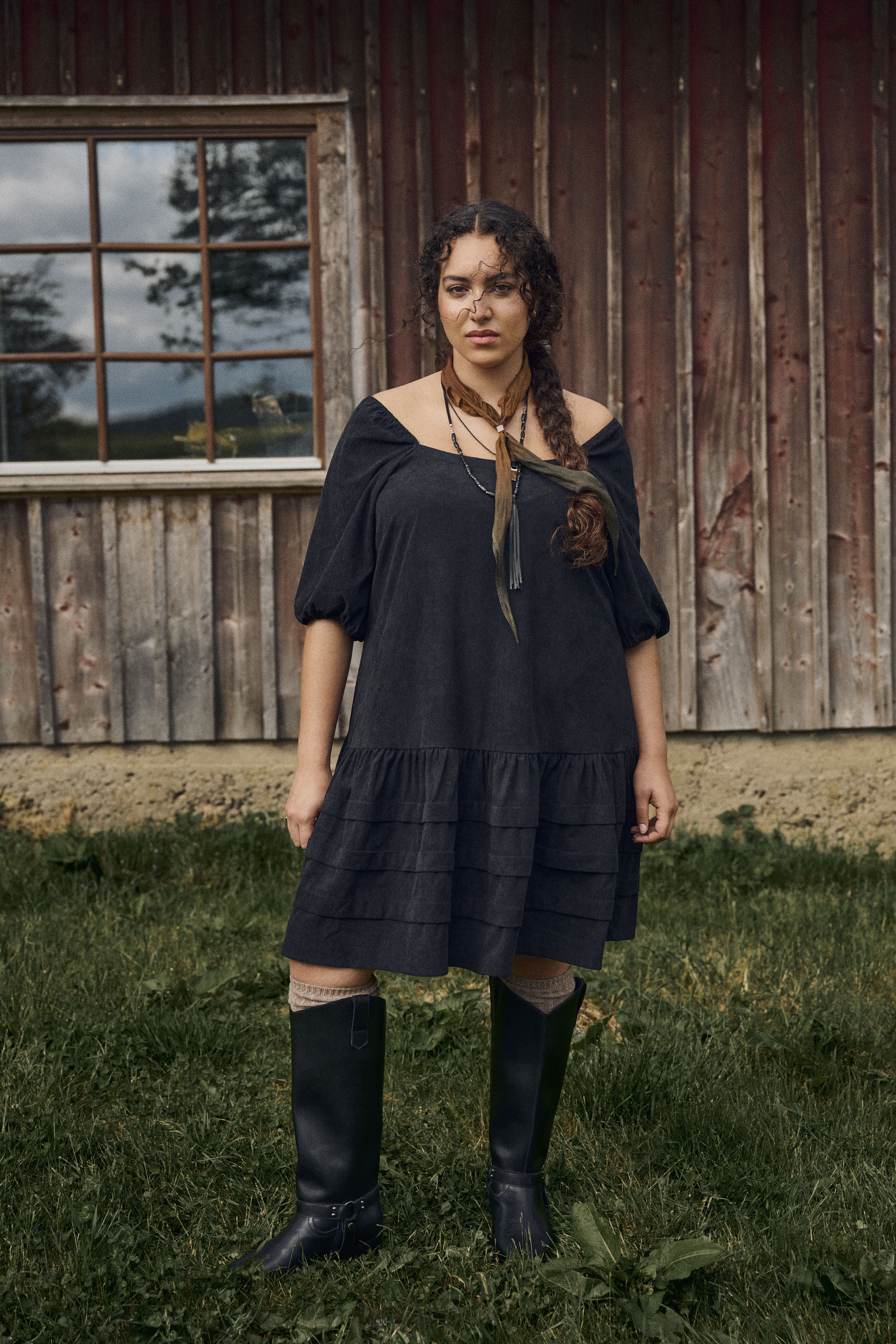 Zizzi Samettimekko, jossa on neli&ouml;nmuotoinen p&auml;&auml;ntie, , Model