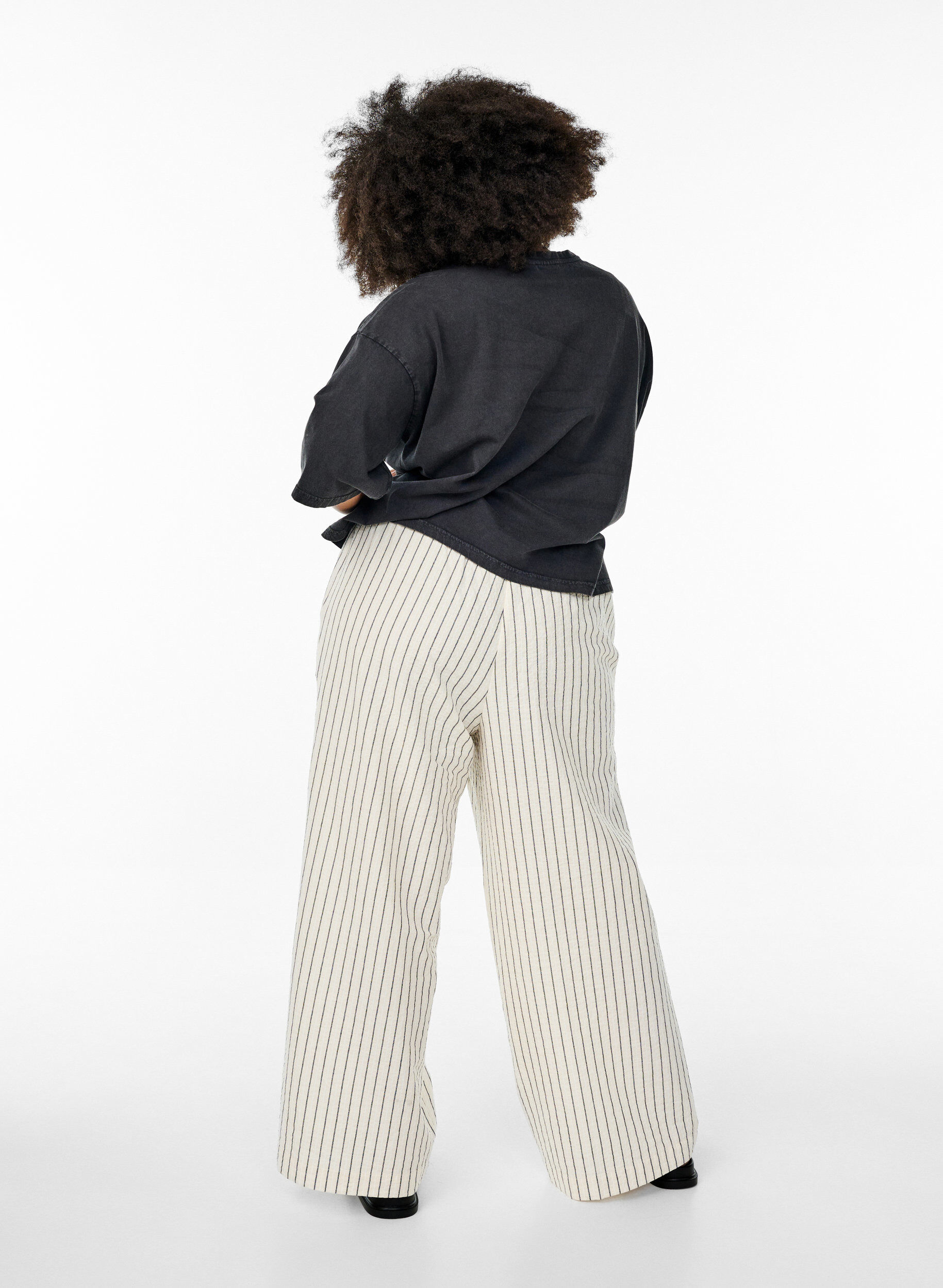 ZizziV&auml;lj&auml;t housut, joissa on korkea vy&ouml;t&auml;r&ouml; ja taskut., Vanilja, Model image number 1