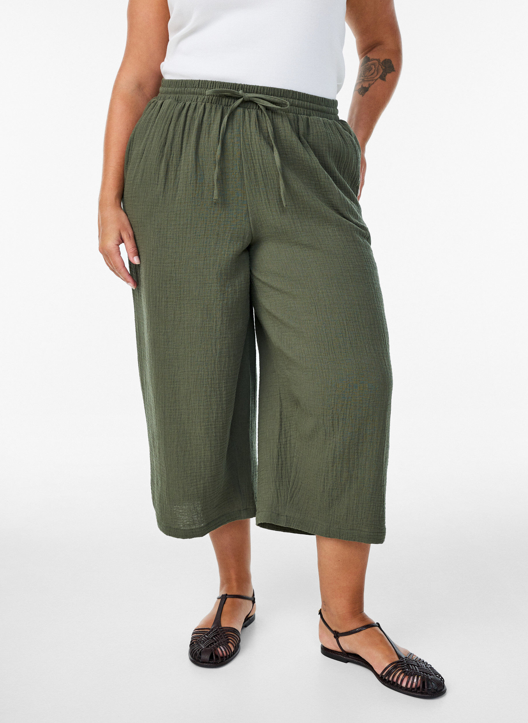 Zizzi Culotte-housut, joissa on korkea vy&ouml;t&auml;r&ouml;, Vihre&auml;, Model image number 2