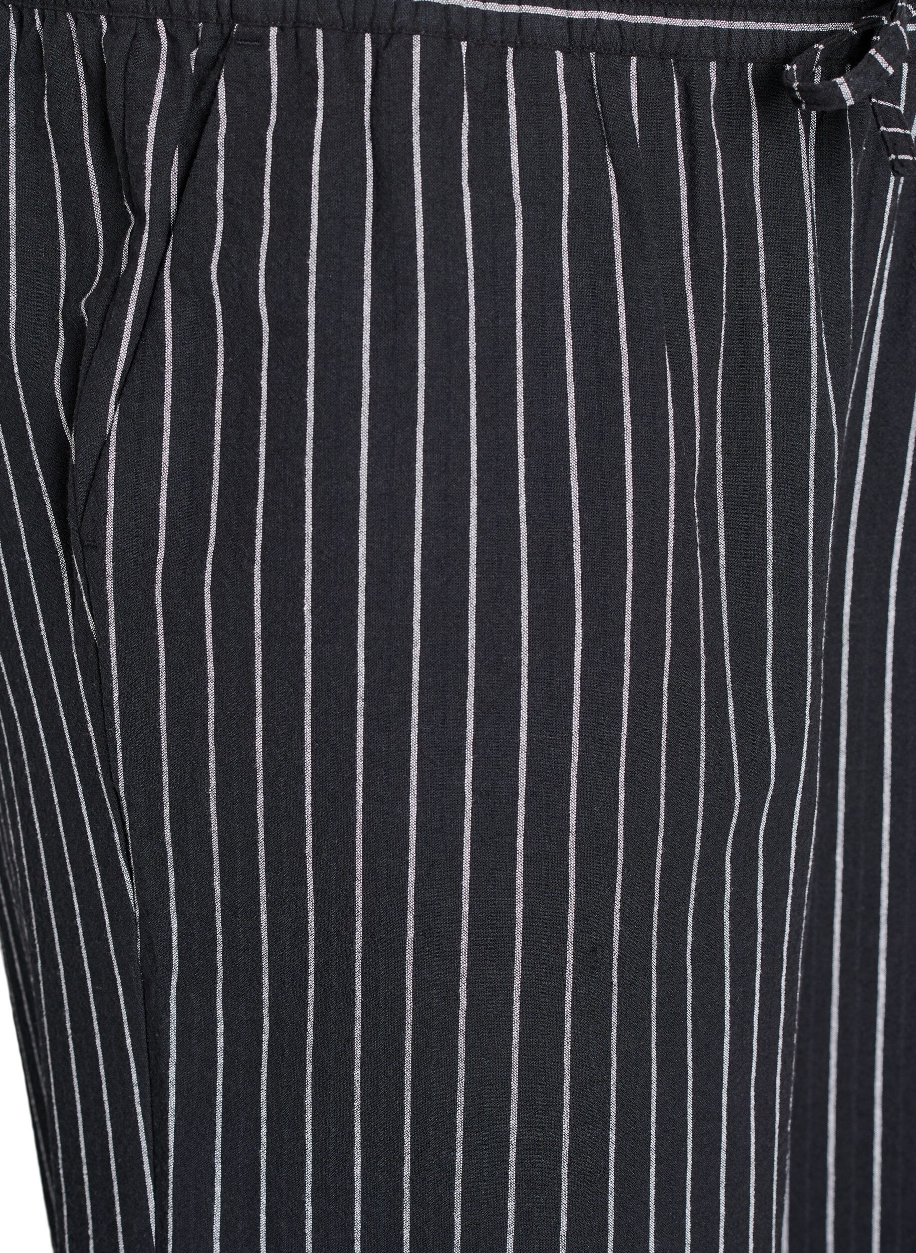 Zizzi V&auml;lj&auml;t housut, joissa on korkea vy&ouml;t&auml;r&ouml; ja taskut., Musta, Packshot image number 2