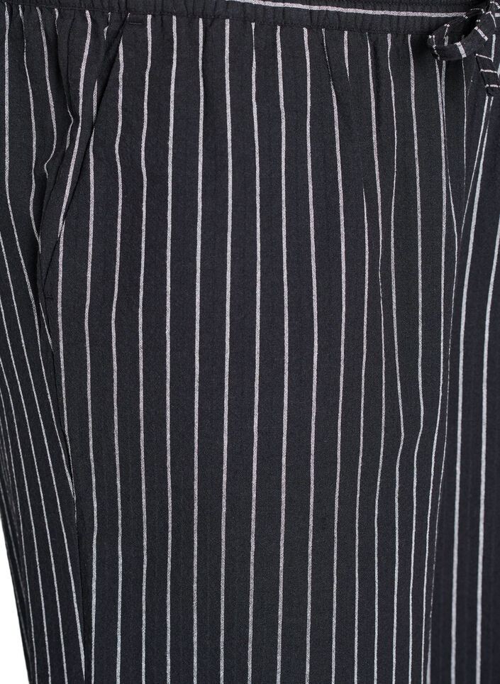 V&auml;lj&auml;t housut, joissa on korkea vy&ouml;t&auml;r&ouml; ja taskut., Musta, Packshot image number 2