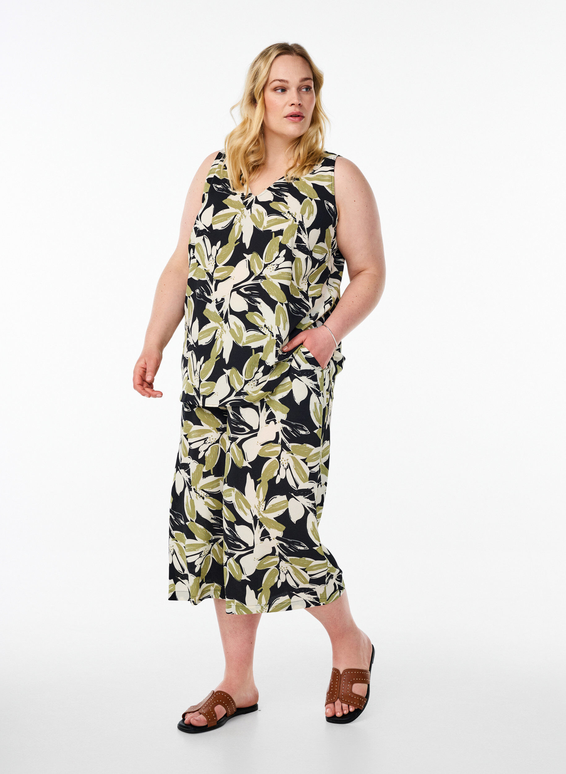 Zizzi Printtitoppi v-p&auml;&auml;ntiell&auml;, Musta, Model image number 1