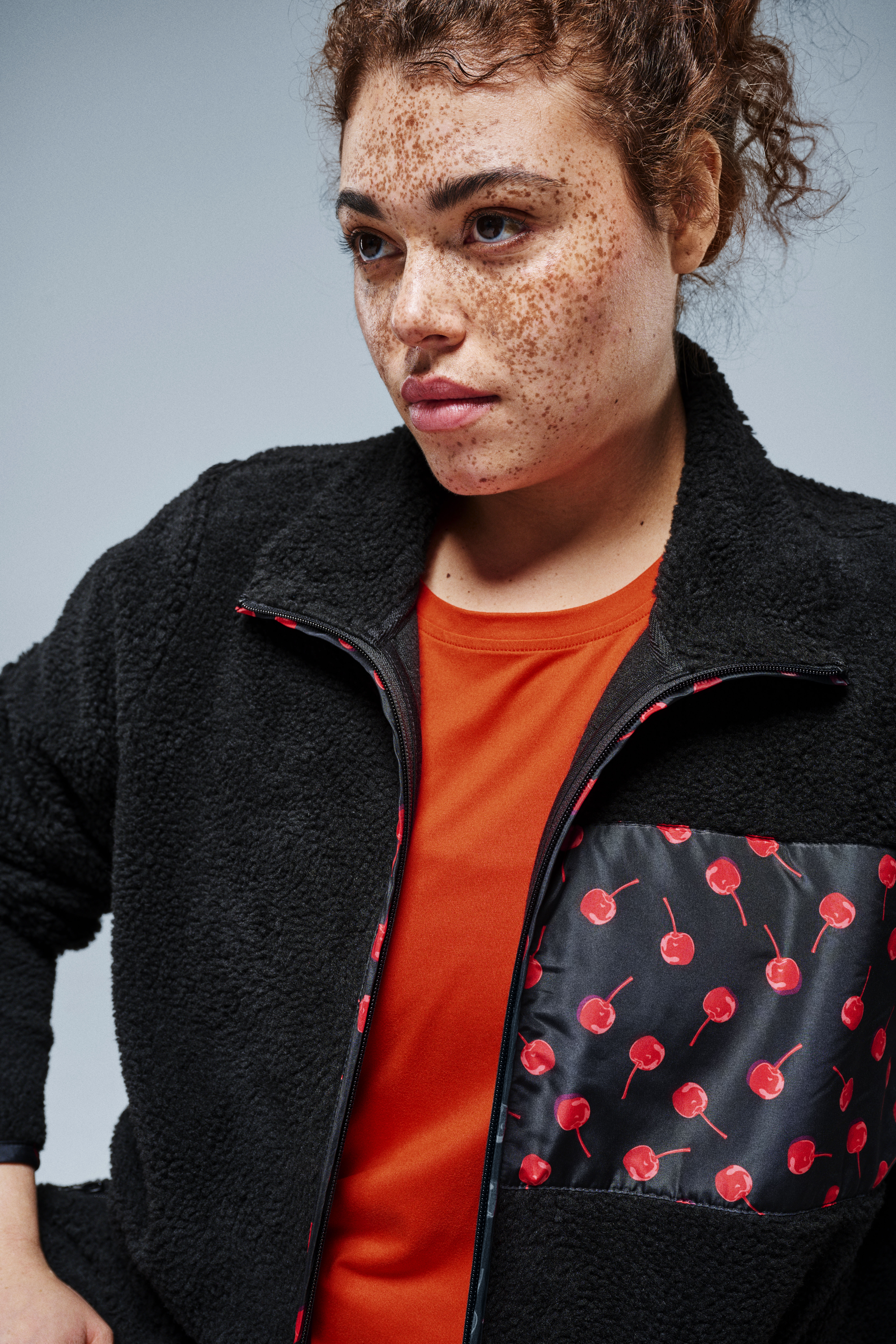 Zizzi Teddyfleece-takki kirsikkakuvioin, , Model