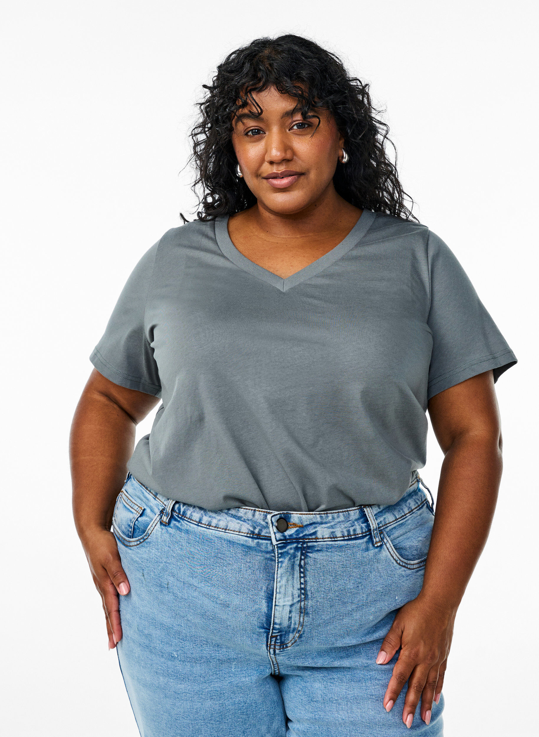 Puuvillasta valmistettu T-paita V-p&auml;&auml;ntiell&auml;., Vihre&auml;, Model