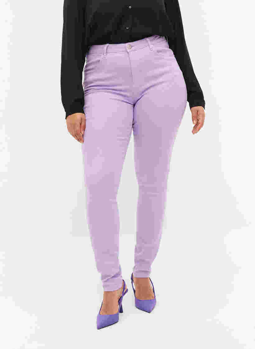 Korkeavyötäröiset Amy farkut super slim fit -mallissa, Lavender, Model image number 3