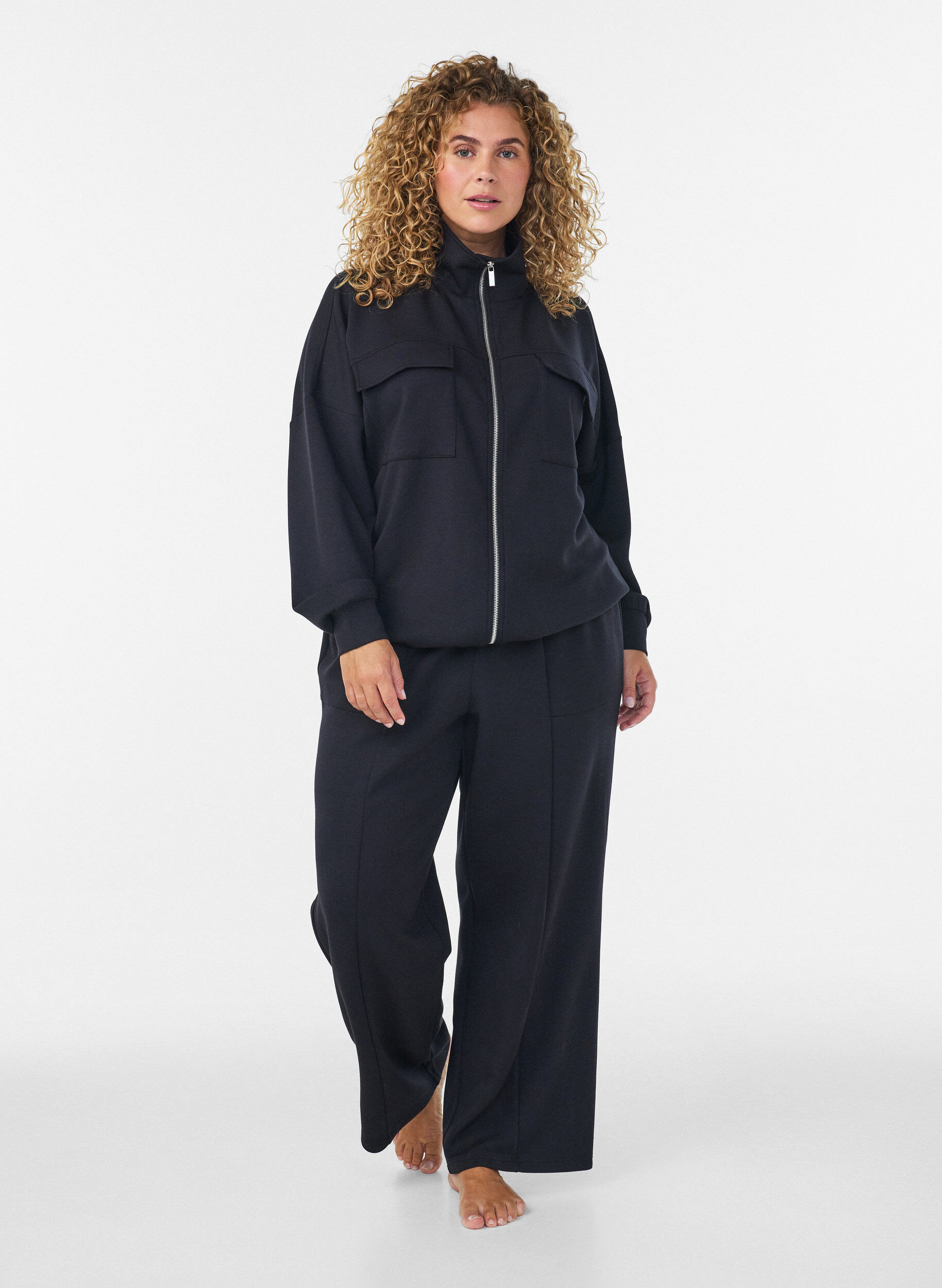 ZizziRennot jersey-housut korkealla vy&ouml;t&auml;r&ouml;ll&auml; ja taskuilla, Musta, Model image number 0