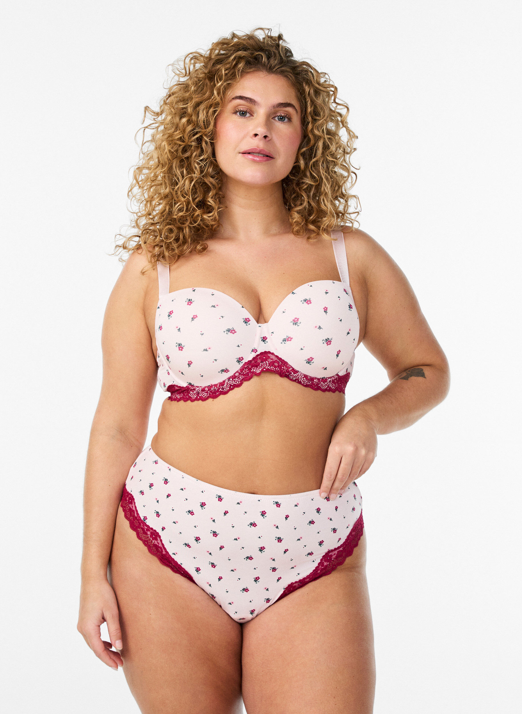 ZizziBrasilian alusvaatteet kukkakuviolla ja pitsill&auml;, Vaaleanpunainen, Model image number 0
