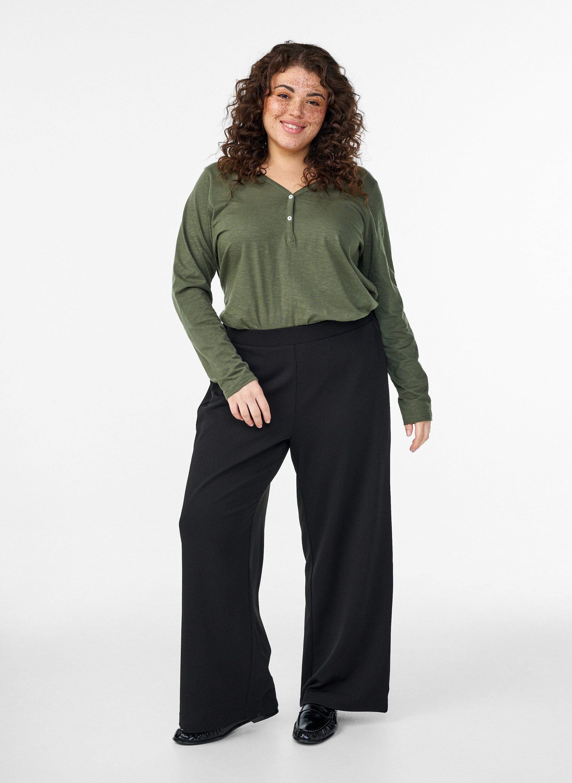 ZizziPitk&auml;hihaisen t-paita, jossa on V-p&auml;&auml;ntie ja napit, Vihre&auml;, Model image number 1