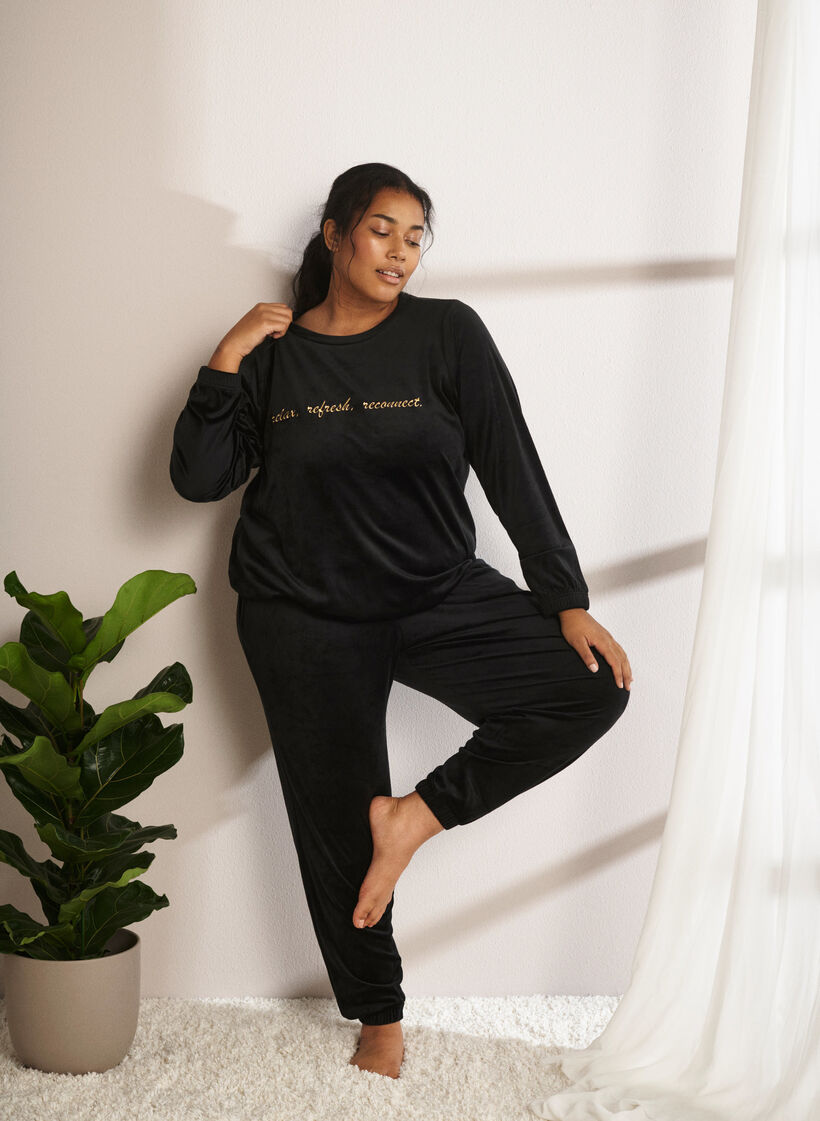 Veluuripusero kirjaillulla tekstillä, Black, Image image number 0