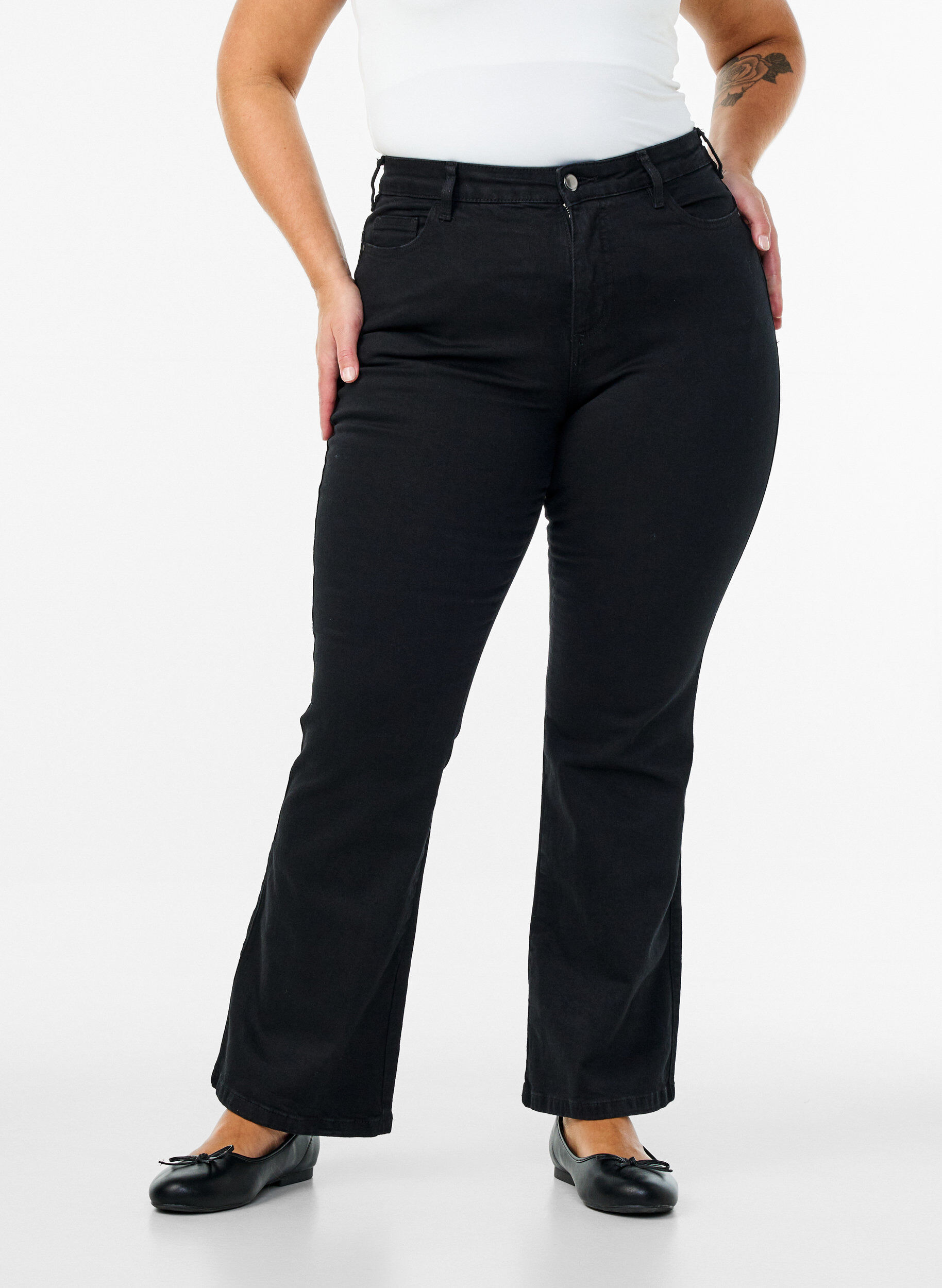 Zizzi Ellen bootcut -farkut korkealla vy&ouml;t&auml;r&ouml;ll&auml;, Musta, Model image number 2