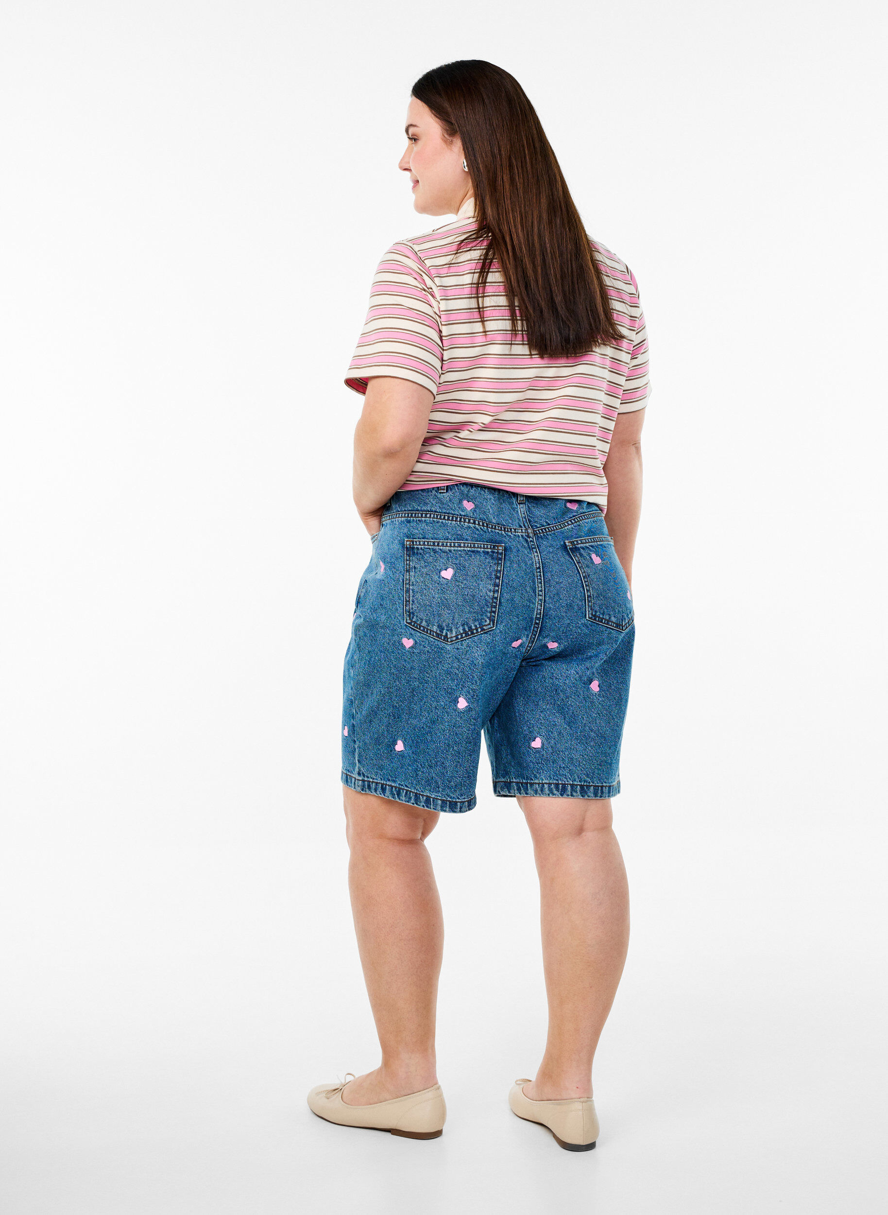 ZizziKorkeavy&ouml;t&auml;r&ouml;iset farkkushortsit, joissa on kirjailtuja syd&auml;mi&auml;, Sininen, Model image number 2