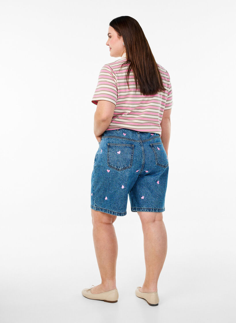 Korkeavy&ouml;t&auml;r&ouml;iset farkkushortsit, joissa on kirjailtuja syd&auml;mi&auml;, Sininen, Model image number 2