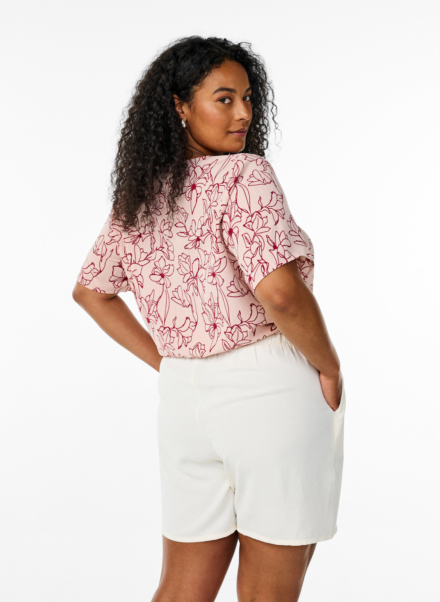 Zizzi Shortsit, joissa on taskut ja joustava vy&ouml;t&auml;r&ouml;nauha, Vanilja, Model image number 1