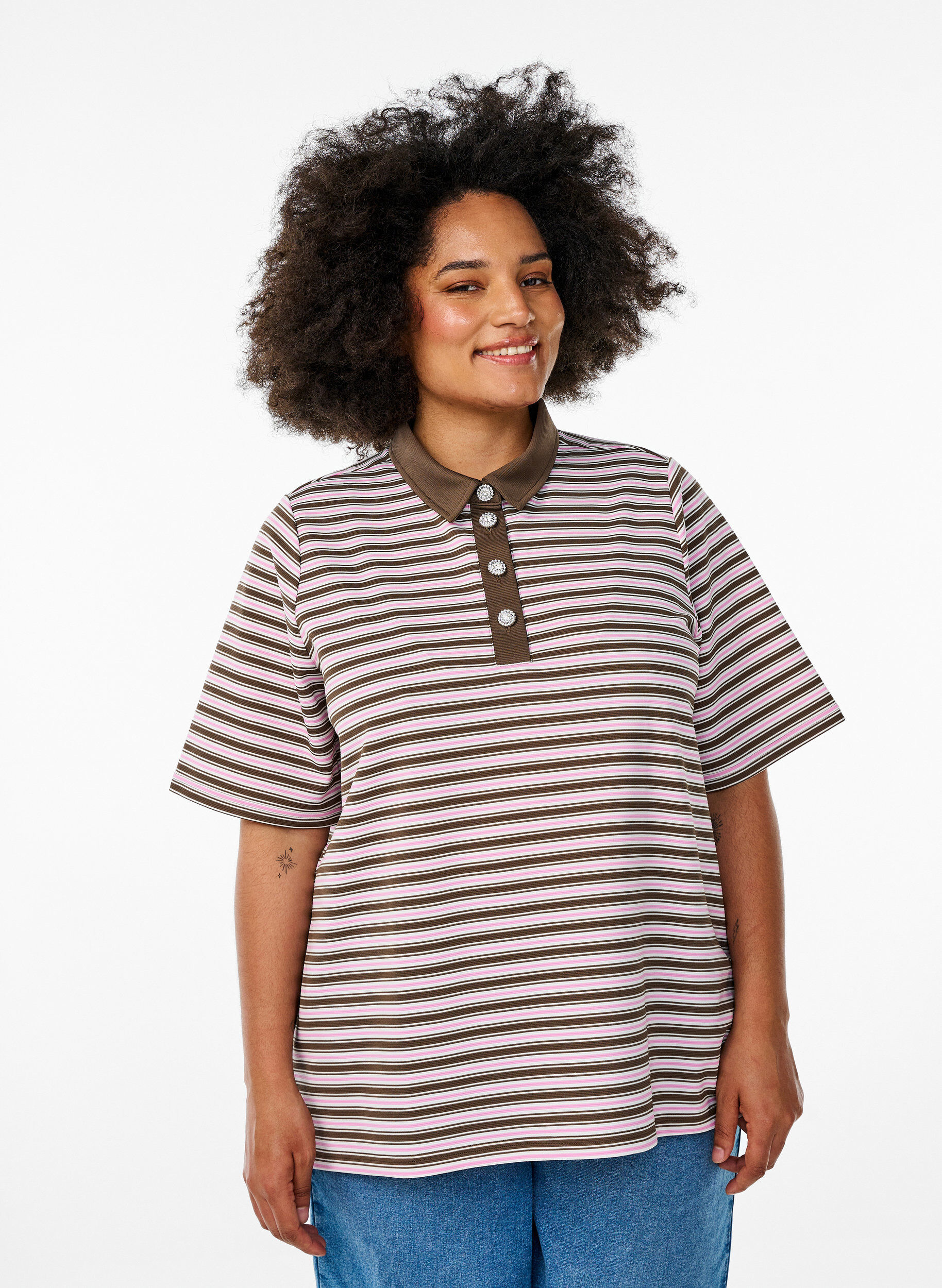 Raidallinen pikeepaita, jossa on lyhyet hihat ja napit, Ruskea, Model