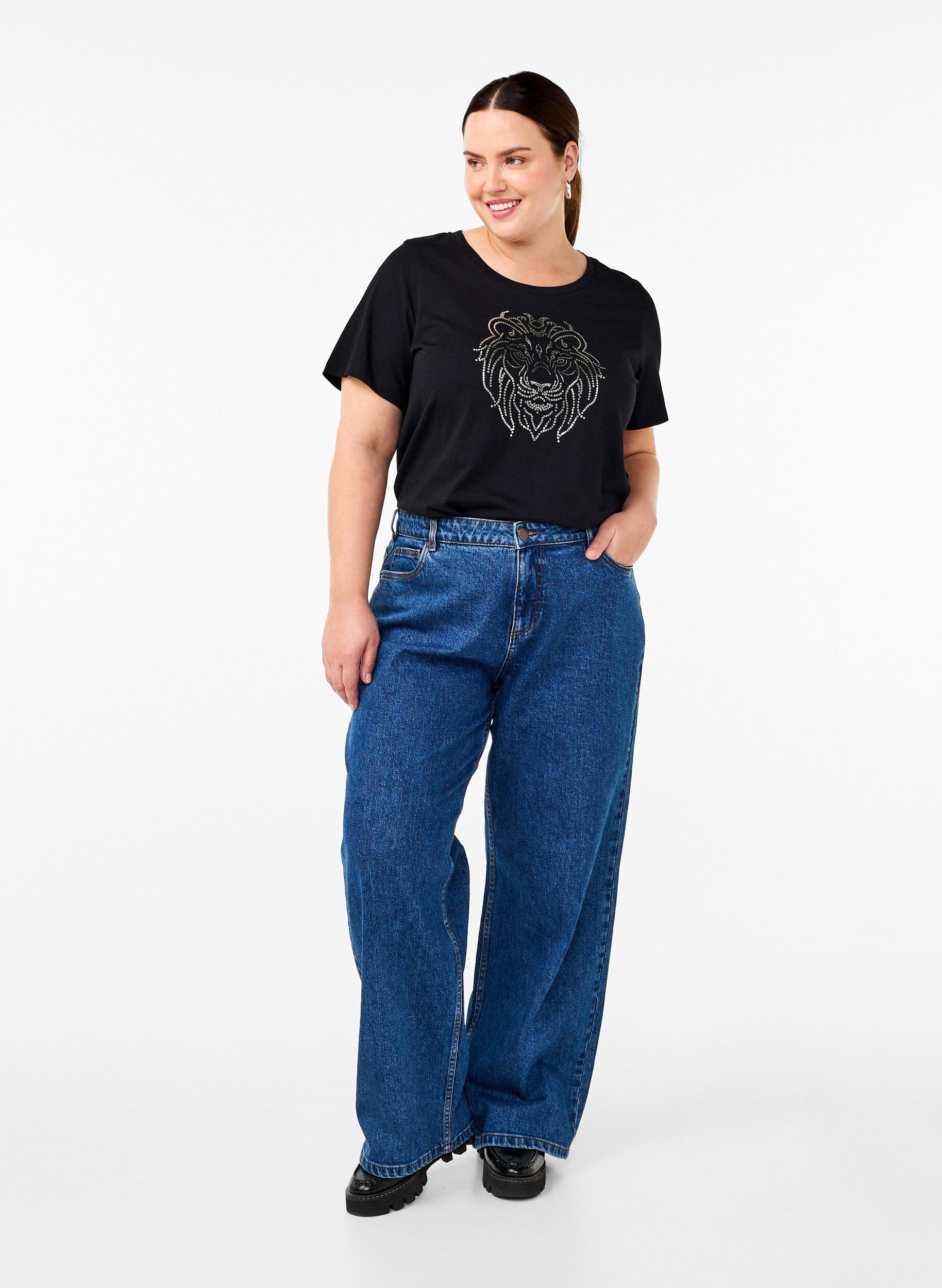 Zizzi Painokuvioitu T-paita puuvillaa, Black w. Silverlion, Model image number 2