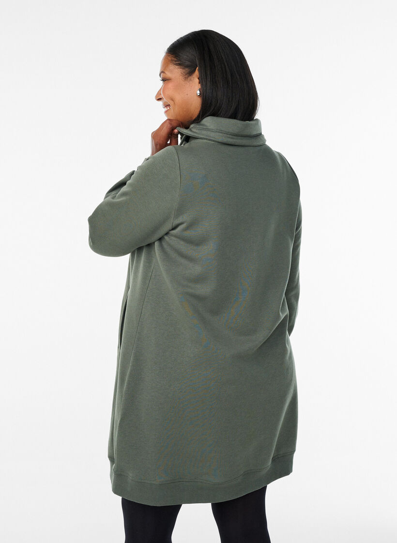 Lyhyt swetarimekko korkealla kauluksella ja taskuilla, Vihre&auml;, Model image number 2