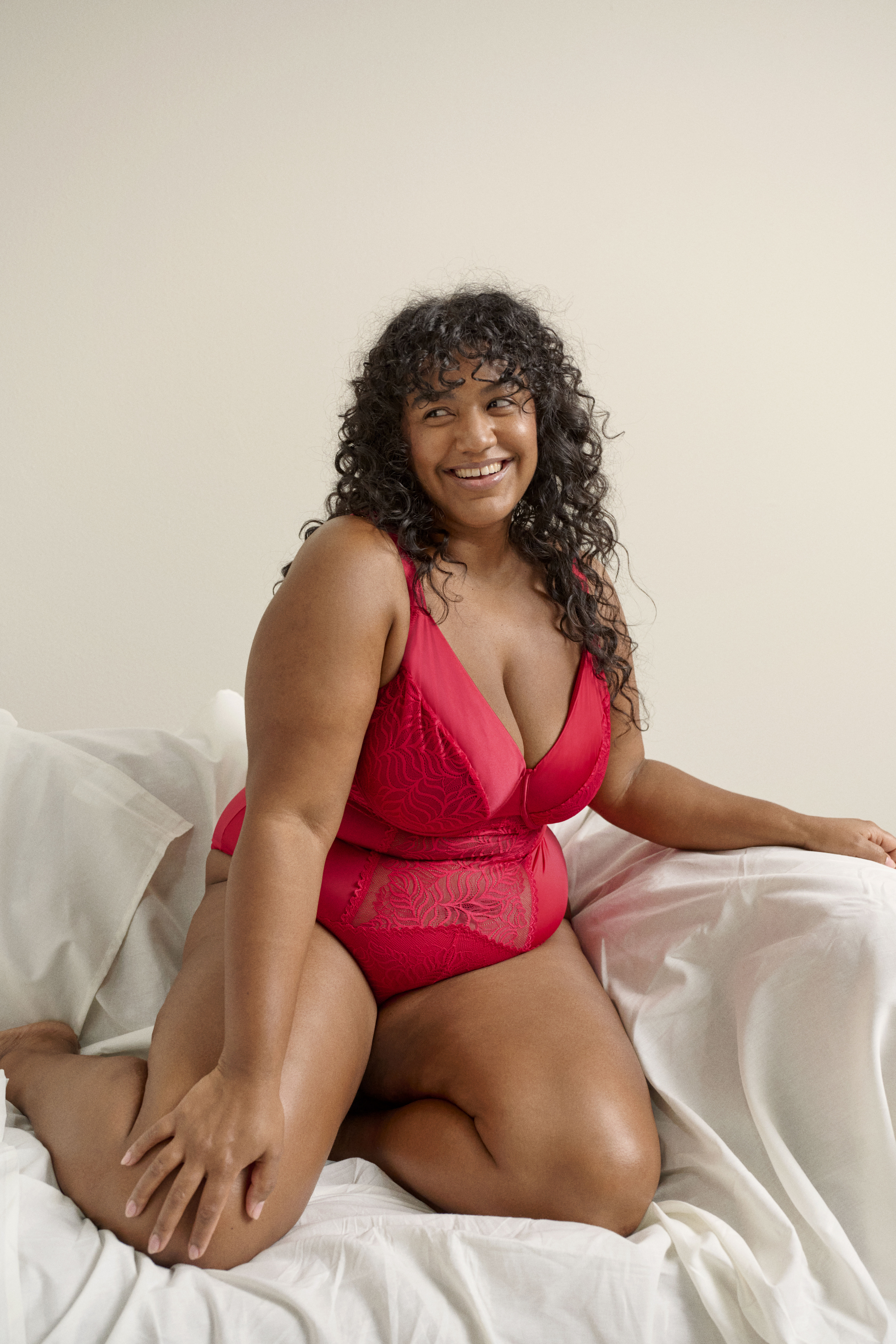 Zizzi Bodystocking, jossa pitsi&auml; ja satiiniyksityiskohtia, , Model