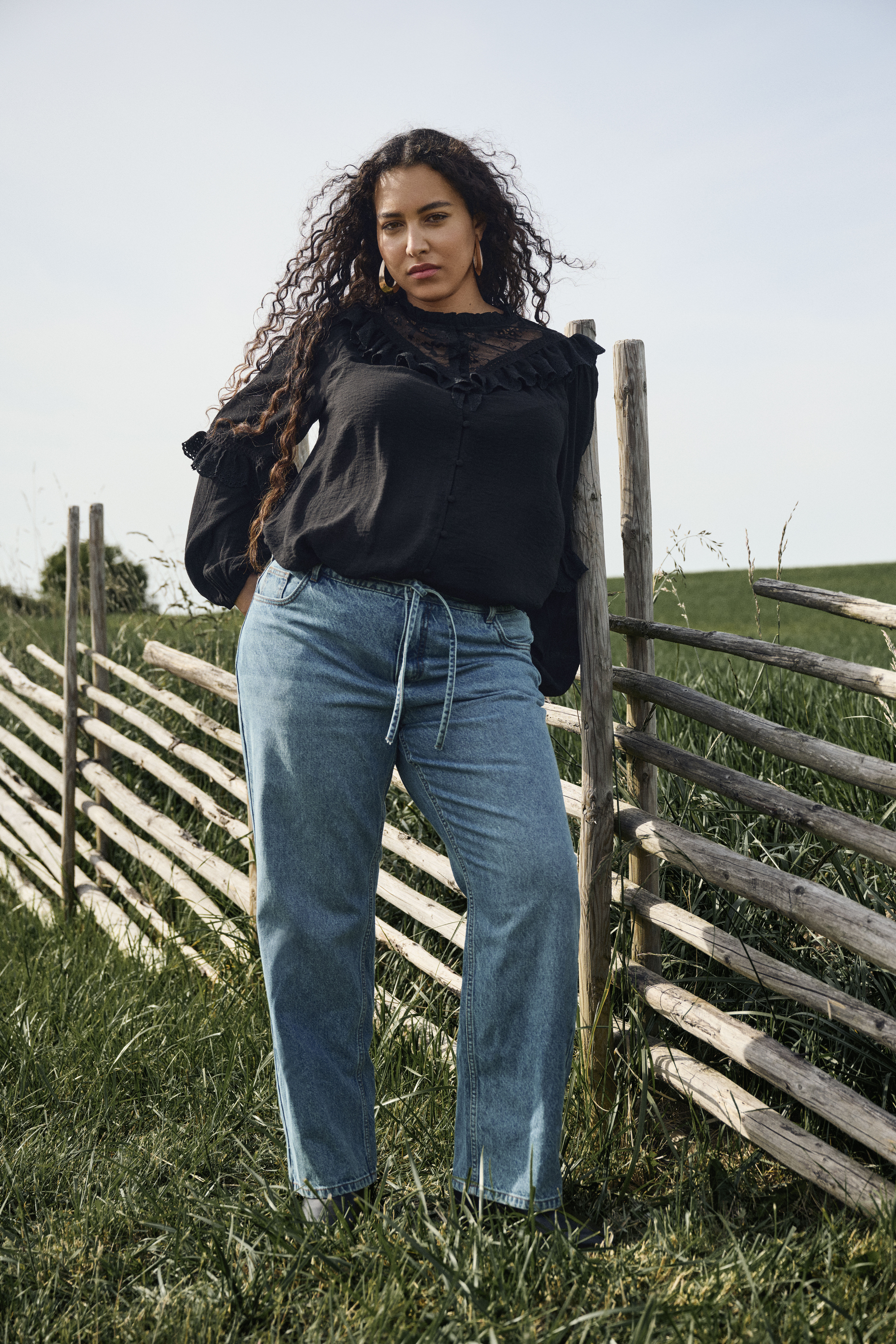 Musta pusero, jossa on r&ouml;yhel&ouml;it&auml; ja pitsi&auml;, , Model