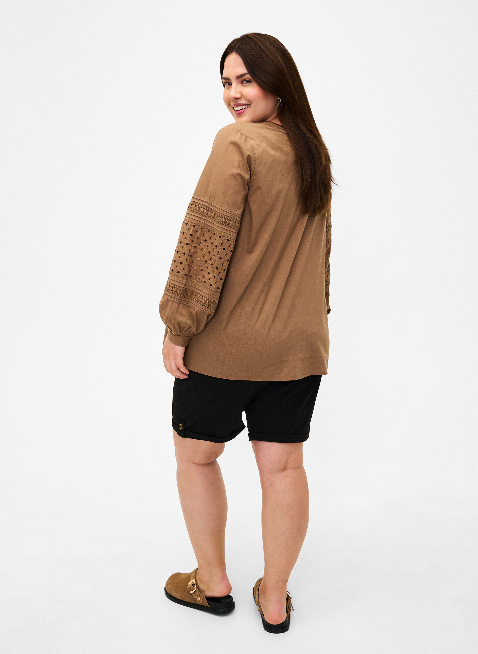 Zizzi Chino-shortsit, joissa on taskut, Black, Model image number 1