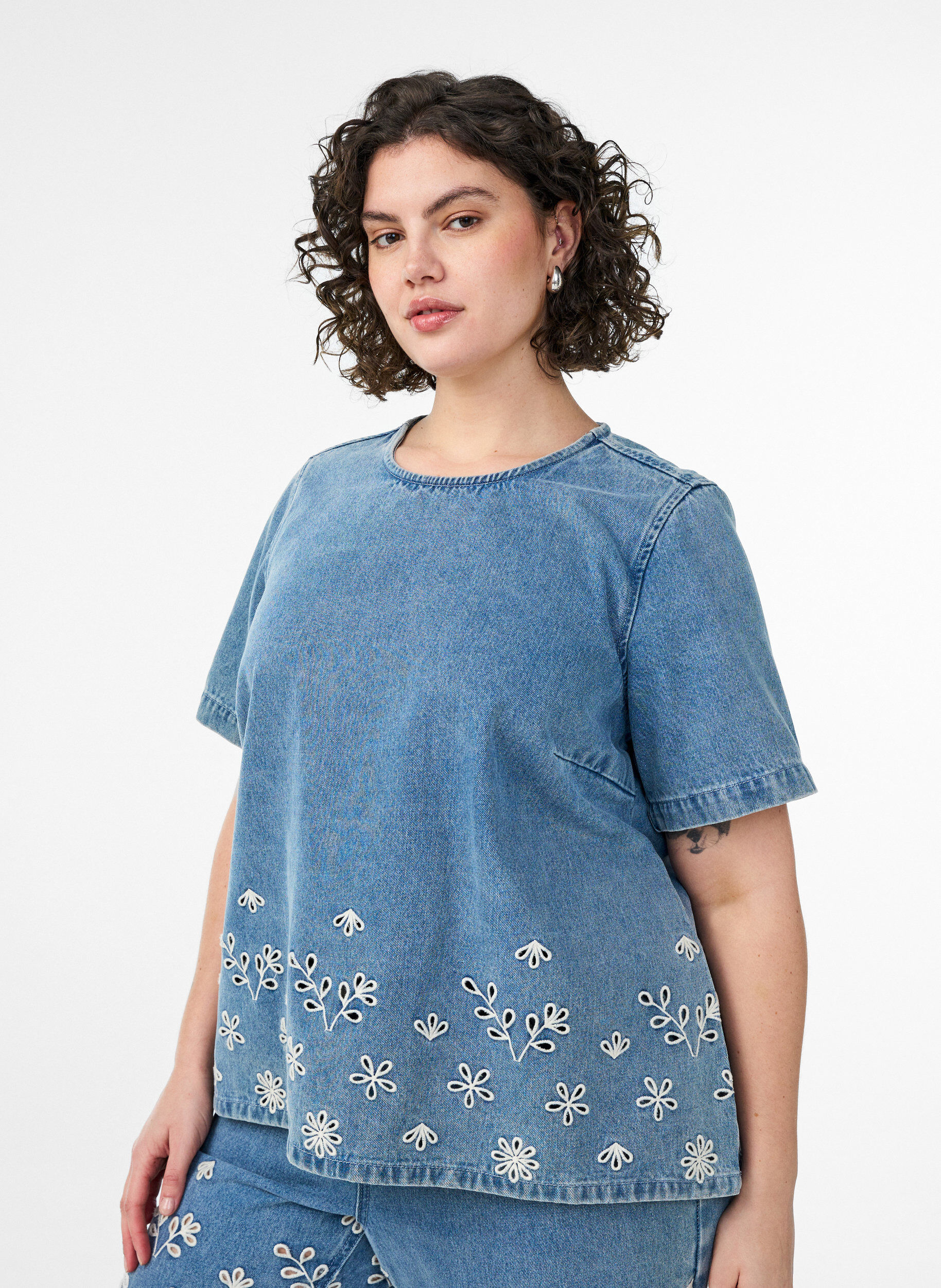 Lyhythihainen farkkupusero broderie anglaise -kirjailulla, Sininen, Model