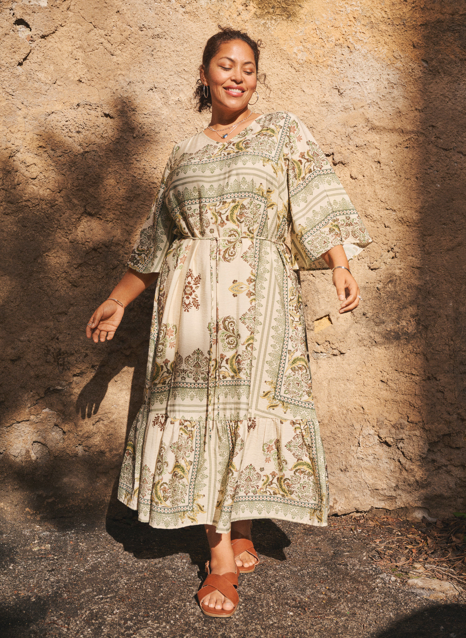 Kuviollinen midimekko viskoosista vy&ouml;ll&auml;