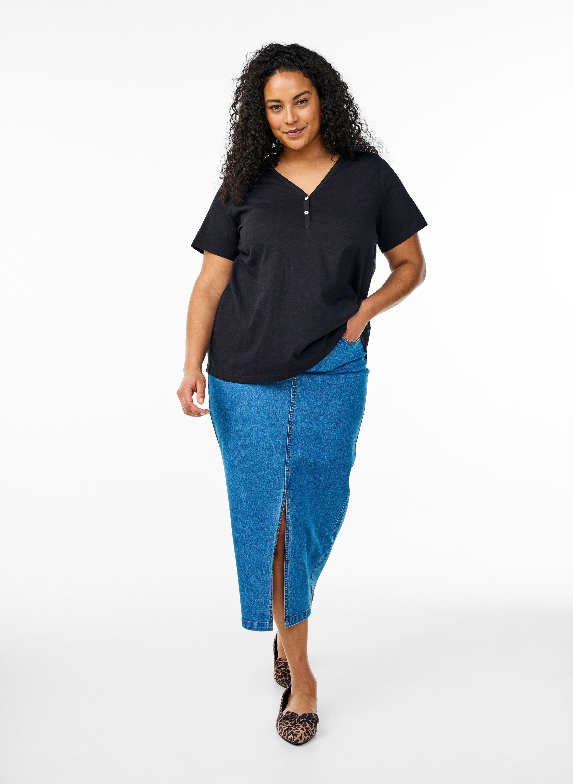 Zizzi FLASH - T-paita nappiyksityiskohdalla, Musta, Model image number 1