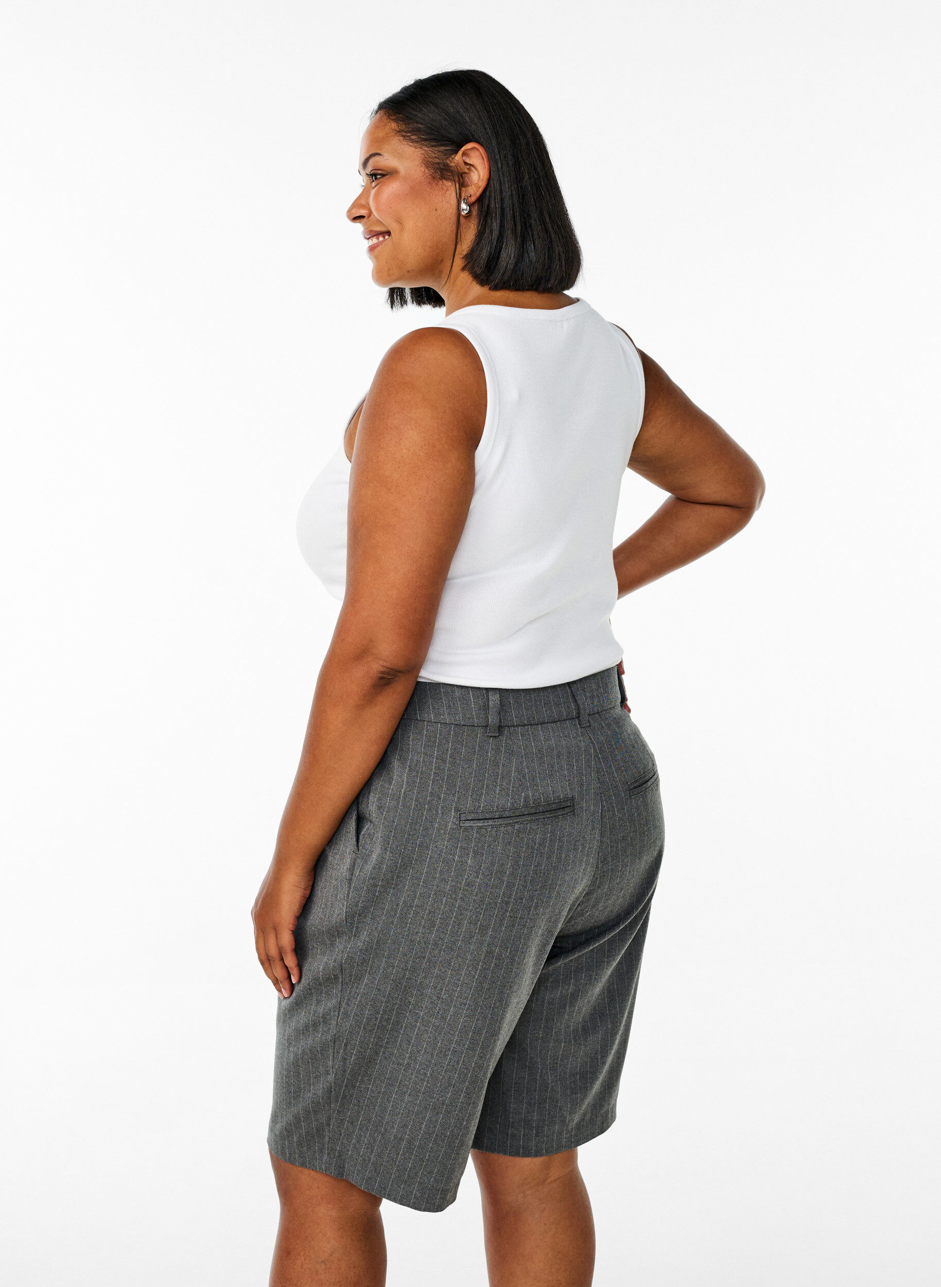 Zizzi Raidalliset Bermuda-shortsit rennolla istuvuudella, Harmaa, Model image number 2