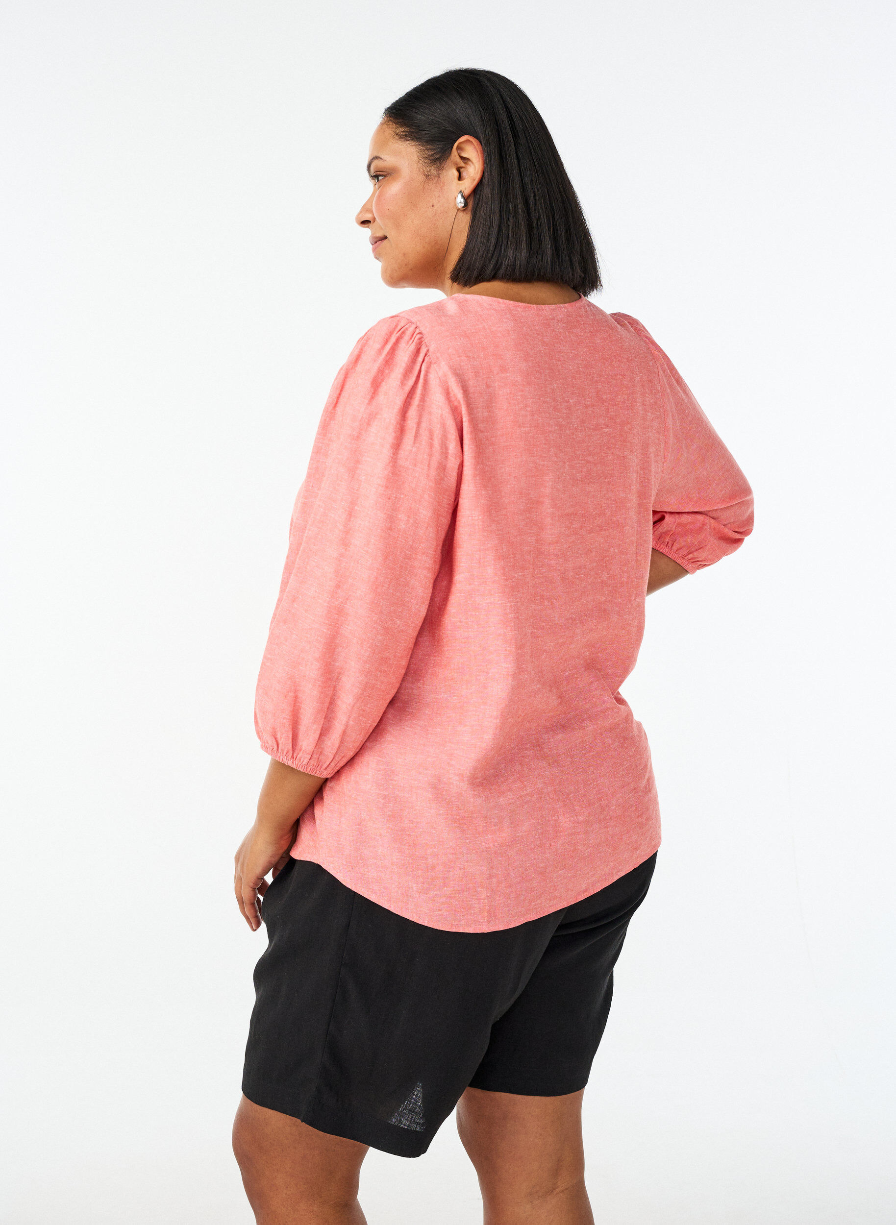 Zizzi Korkeavy&ouml;t&auml;r&ouml;iset pellava- ja viskoosishortsit, Musta, Model image number 2