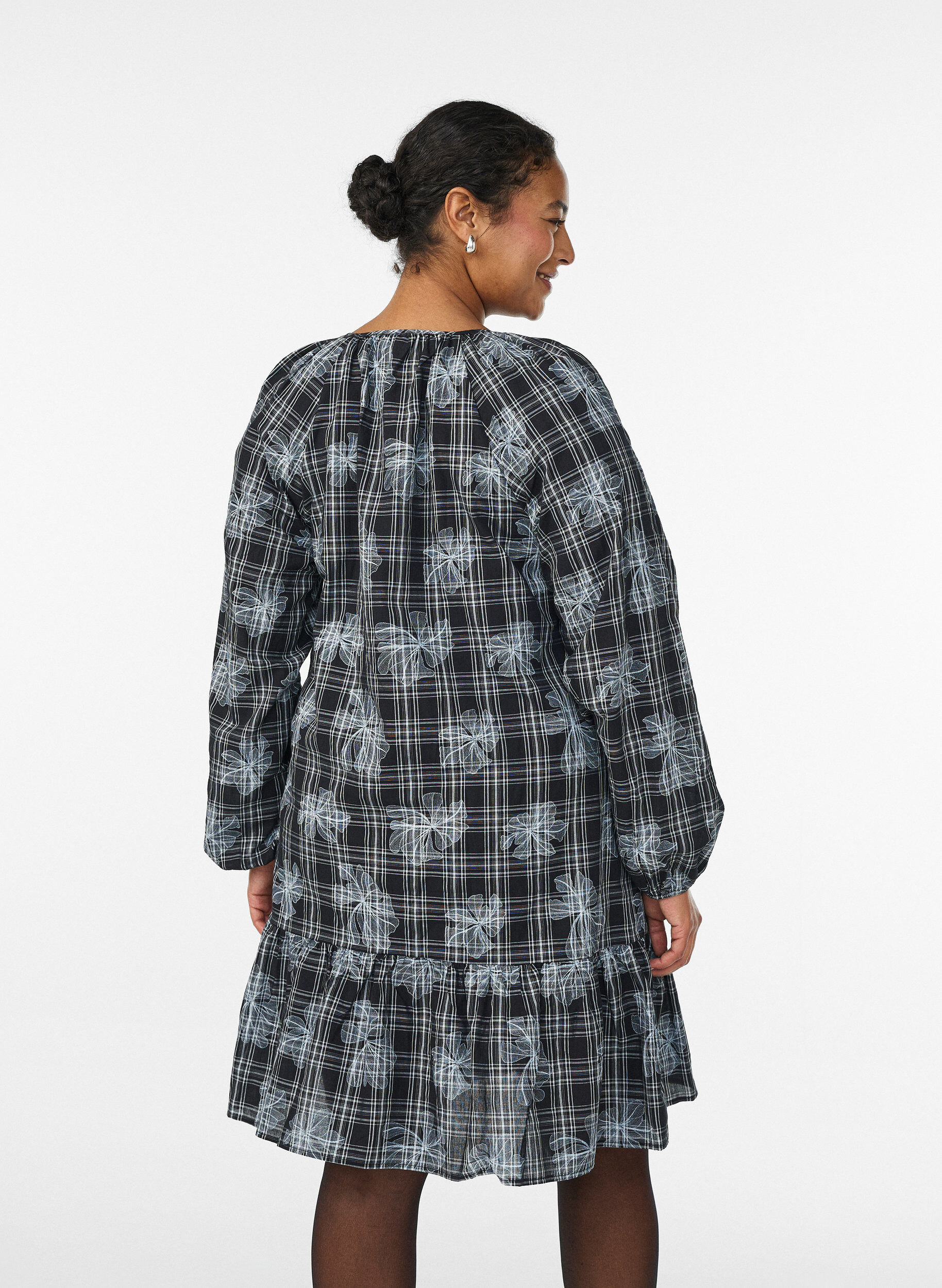 Zizzi Lyhyt mekko ruutu- ja kukkakuosilla, Musta, Model image number 2