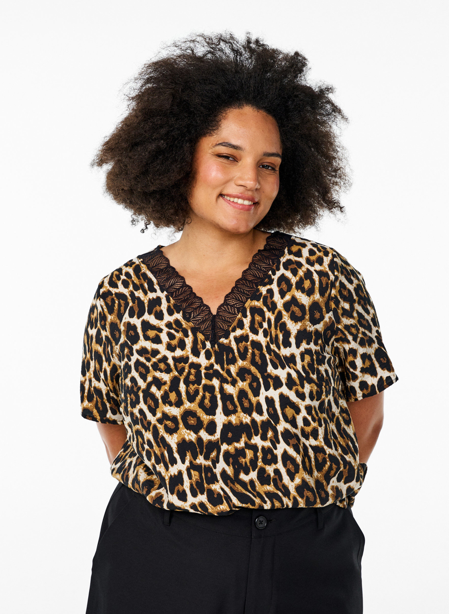 Lyhythihainen viskoosipusero, jossa on pitsikoristeet, Ruskea, Model