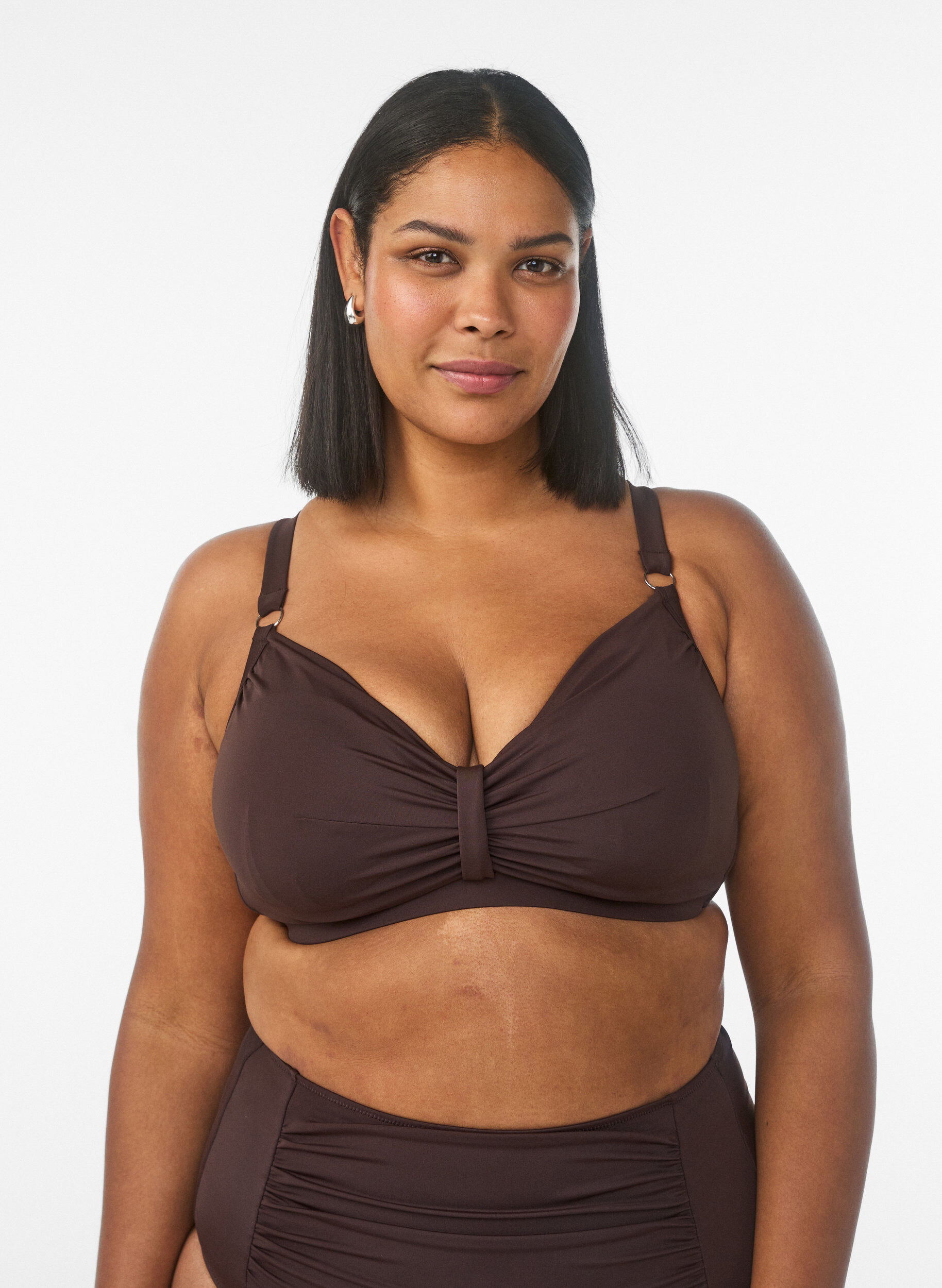 Bikiniliivit, joissa on kaarituet ja laskostus, Ruskea, Model