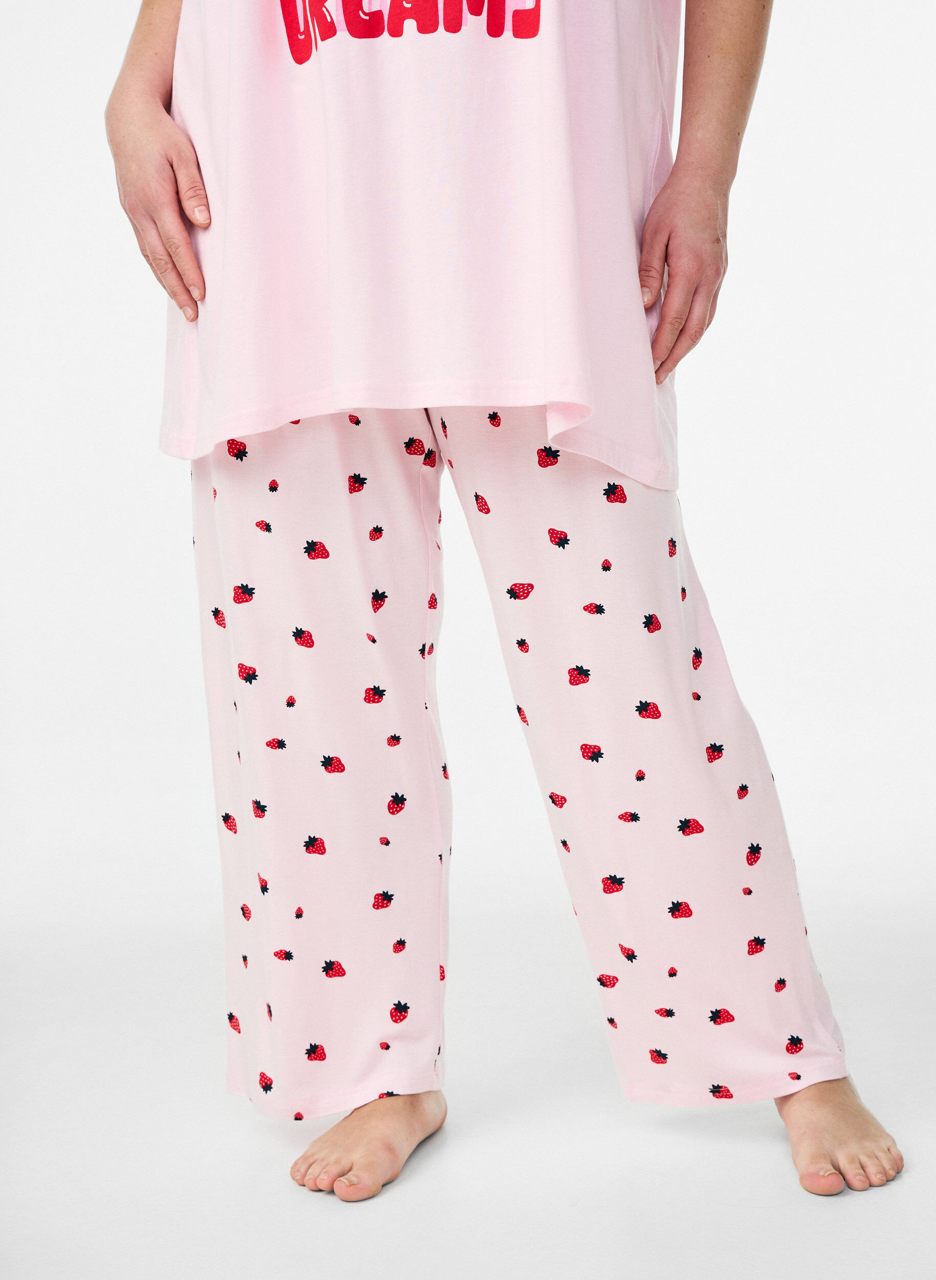 ZizziPyjamahousut pehme&auml;st&auml; jersey-materiaalista, korkea vy&ouml;t&auml;r&ouml; ja hedelm&auml;kuosi, Vaaleanpunainen, Model image number 2