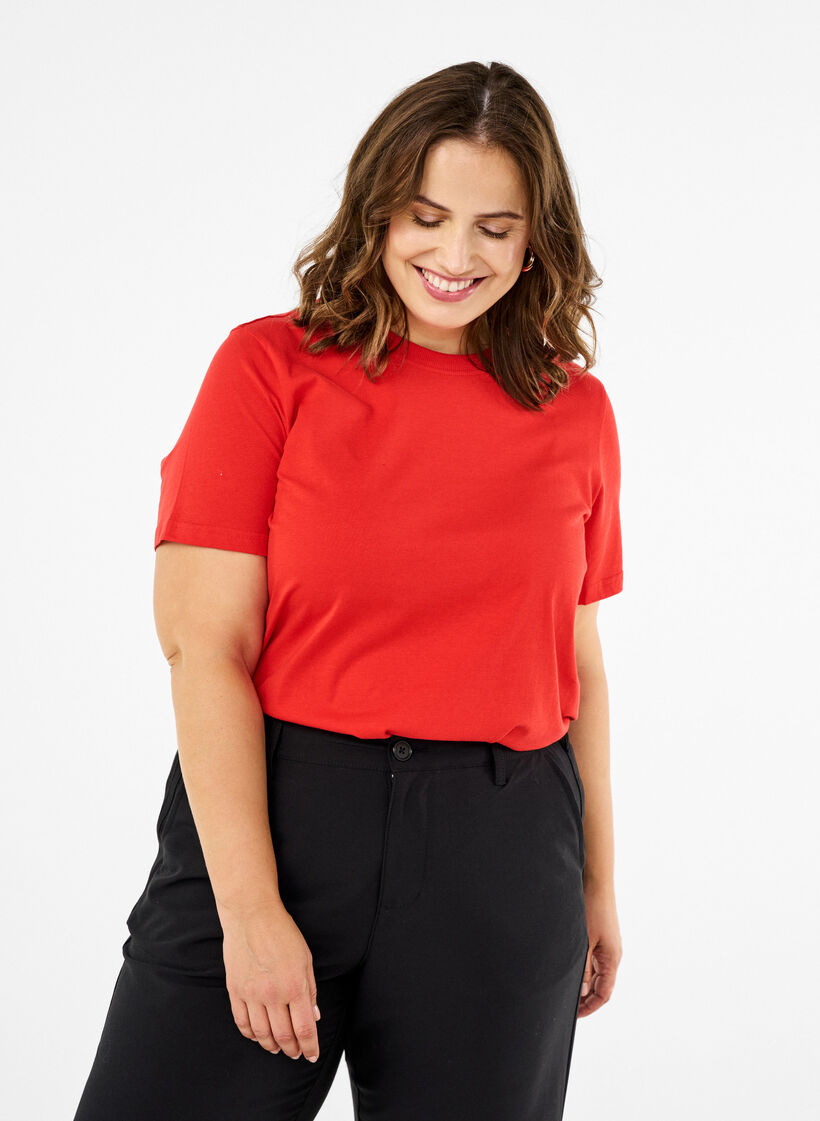 Puuvillainen perus-T-paita, jossa on py&ouml;re&auml; kaula-aukko, Punainen, Model image number 0