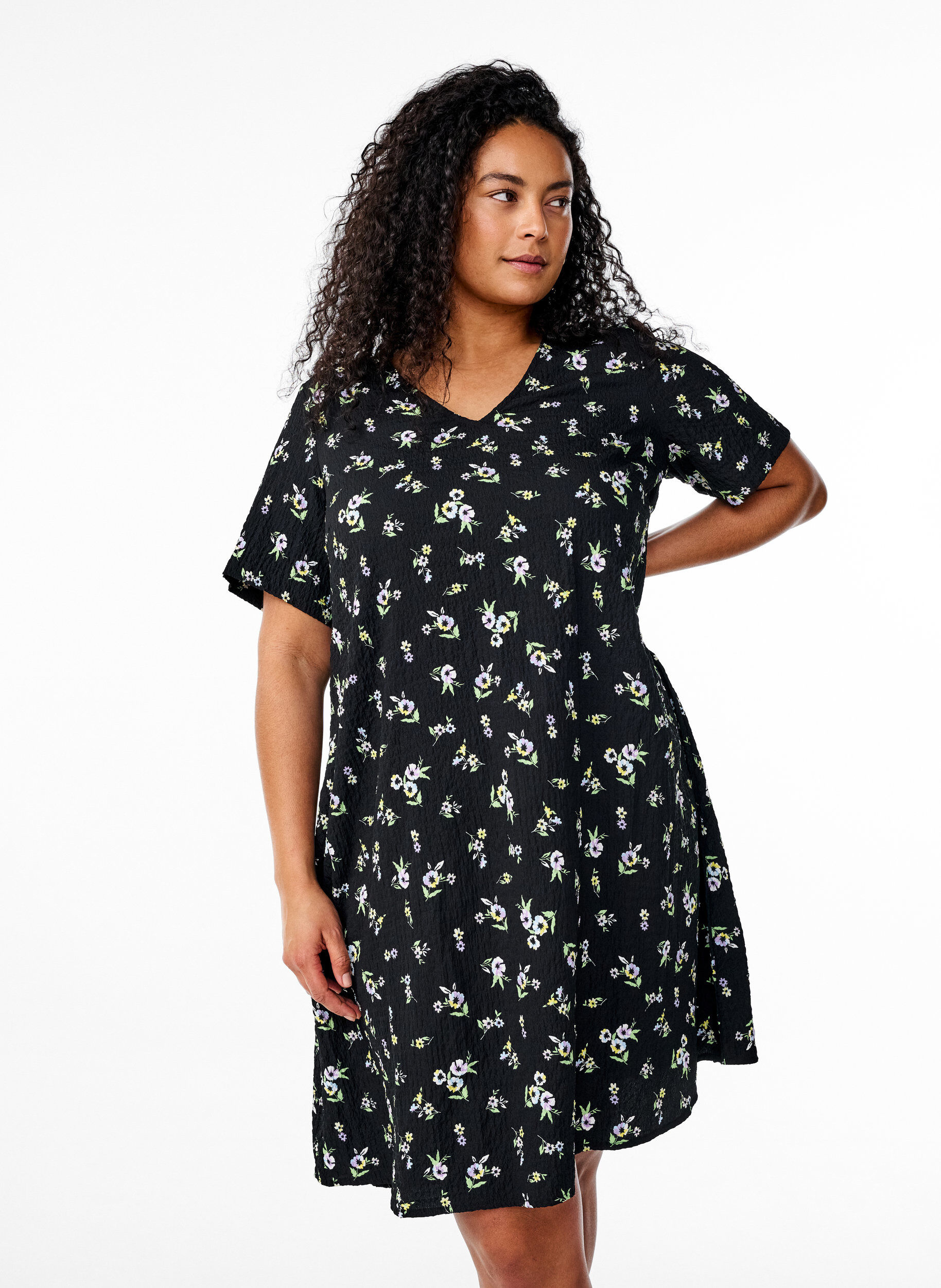 ZizziLyhythihainen mekko V-p&auml;&auml;ntiell&auml;, Musta, Model image number 0