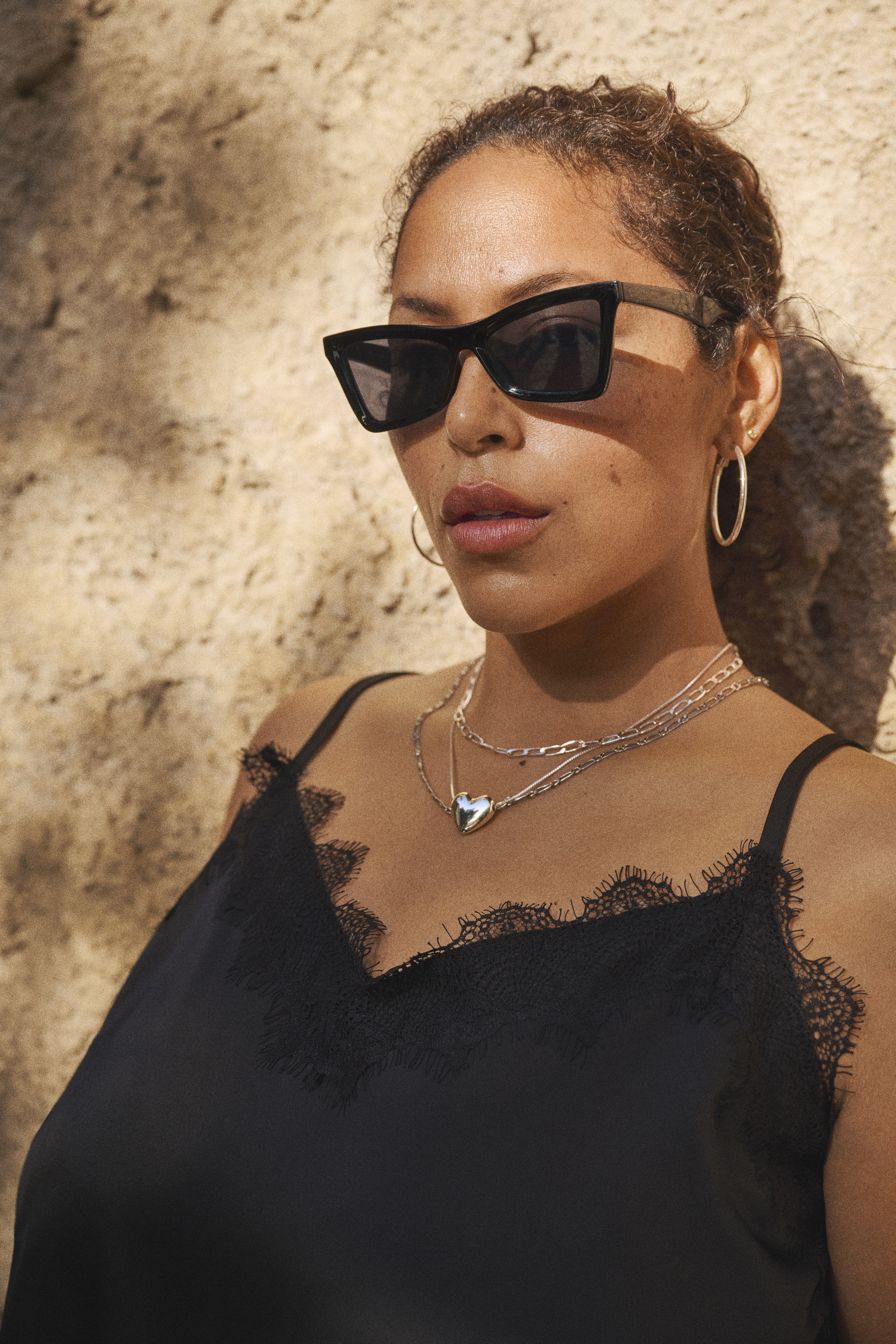 Zizzi Satiinimainen ulkon&auml;k&ouml; ja pitsireunat, , Model