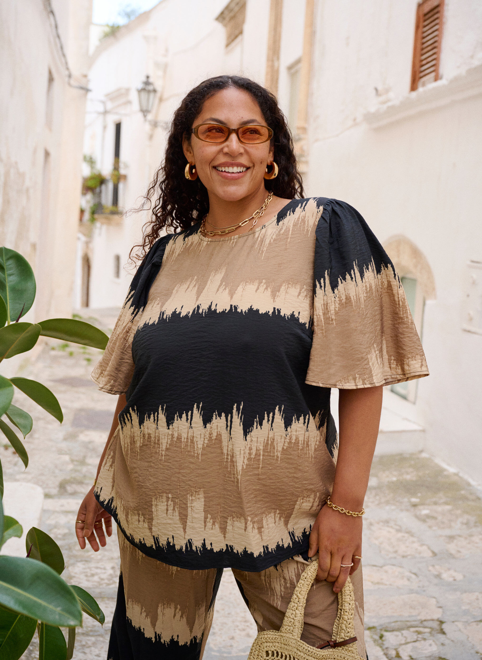 Zizzi Pusero, jossa on leve&auml;t hihat ja graafinen printti, Musta, Image image number 0