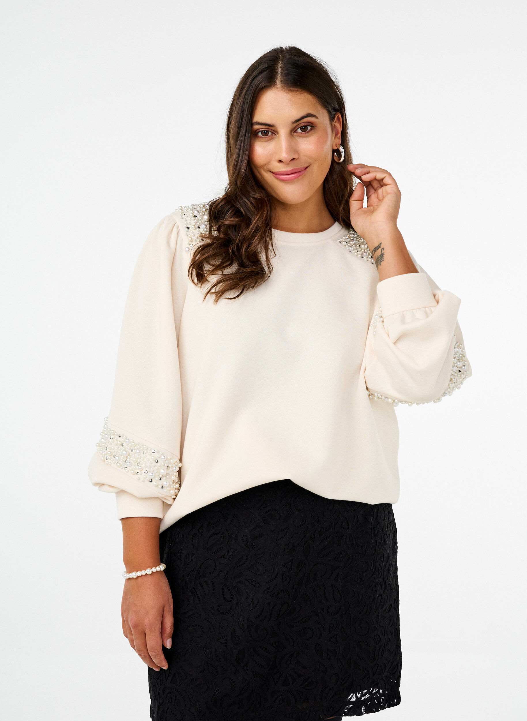 Zizzi Helposti yhdistelt&auml;v&auml; collegepaita helmiyksityiskohdilla, Buttercream, Model image number 0