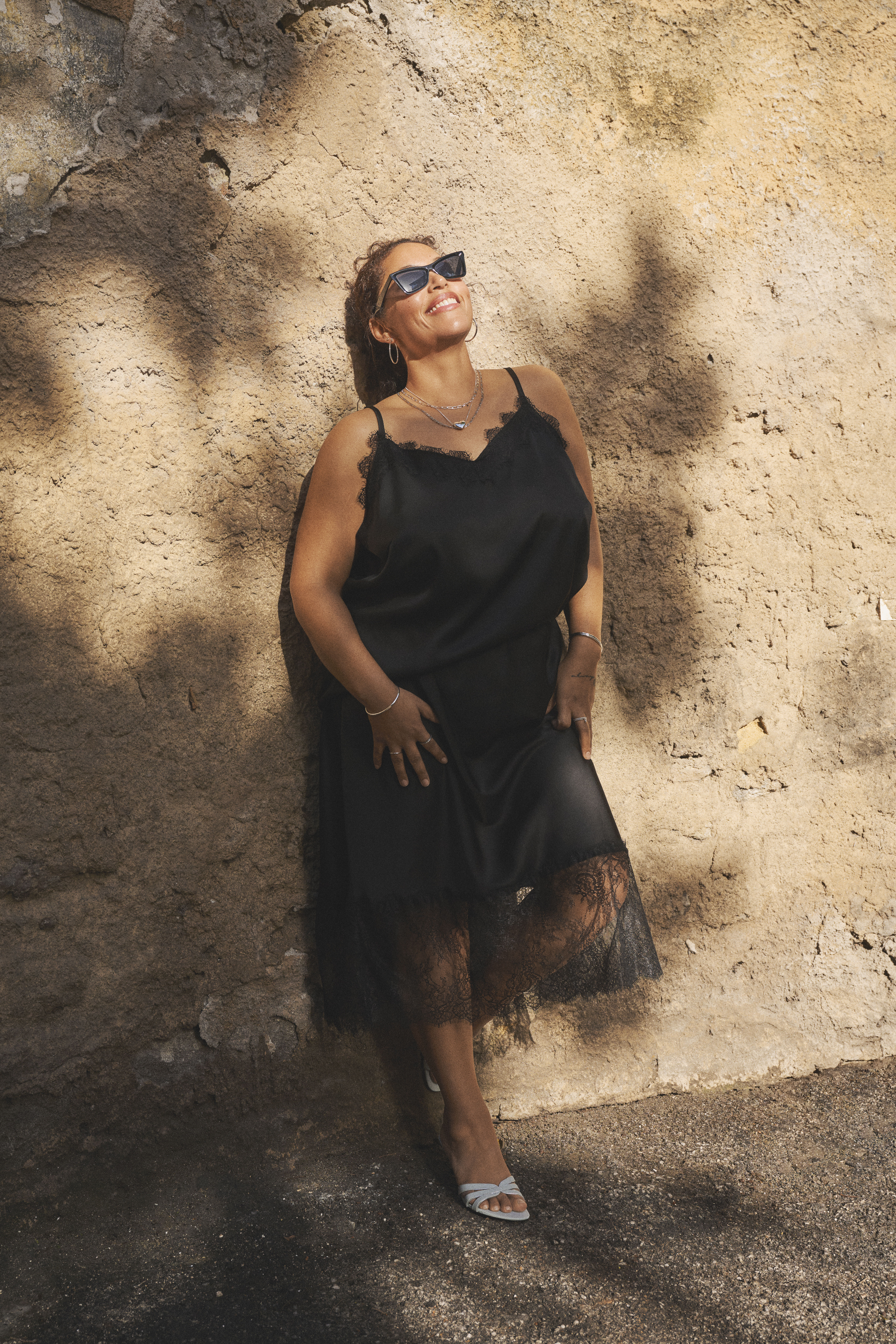 Zizzi Satiinimainen ulkon&auml;k&ouml; ja pitsireunat, , Model