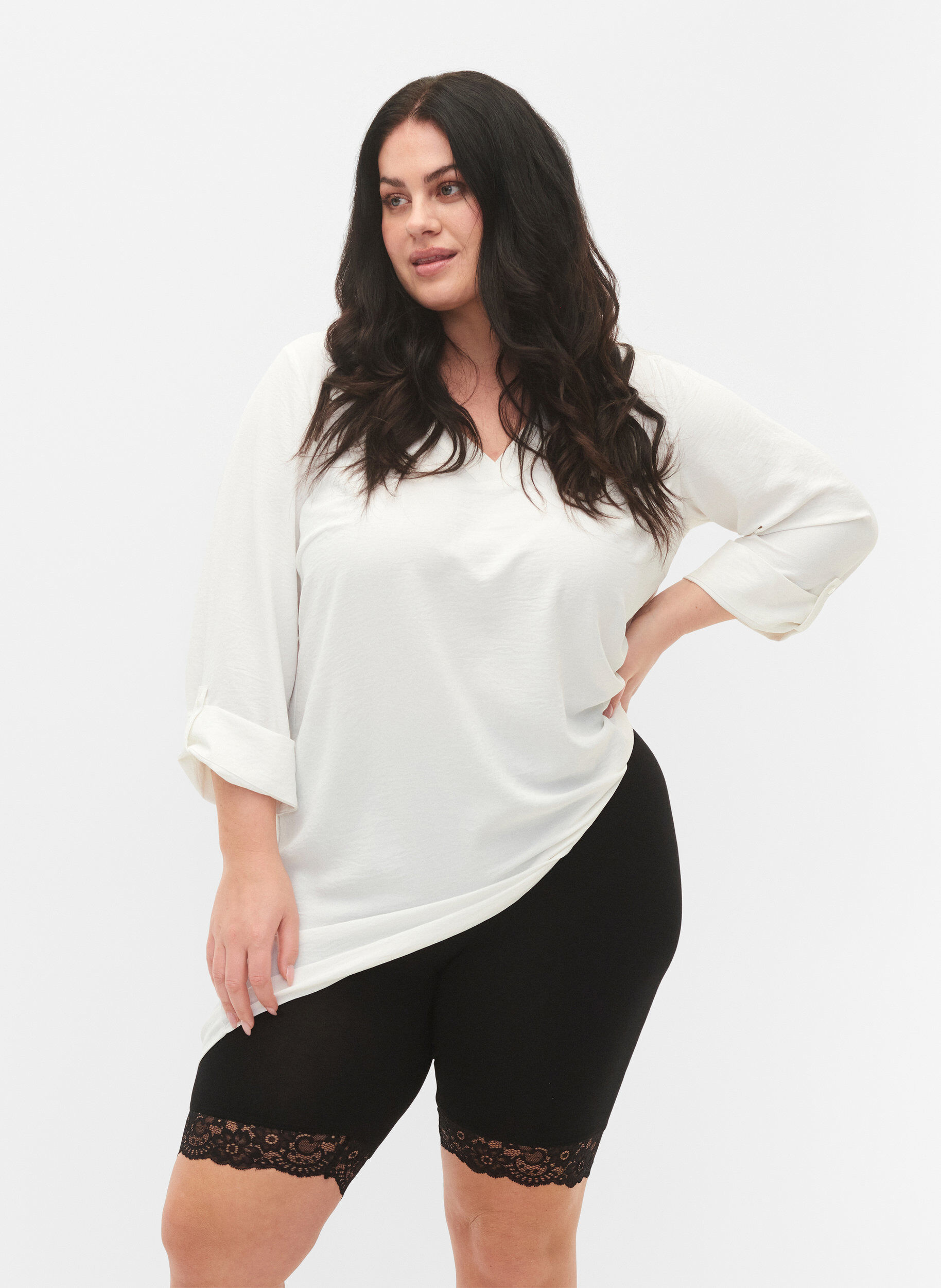 Zizzi Py&ouml;r&auml;ilyshortsit pitsireunuksella, Musta, Model image number 3