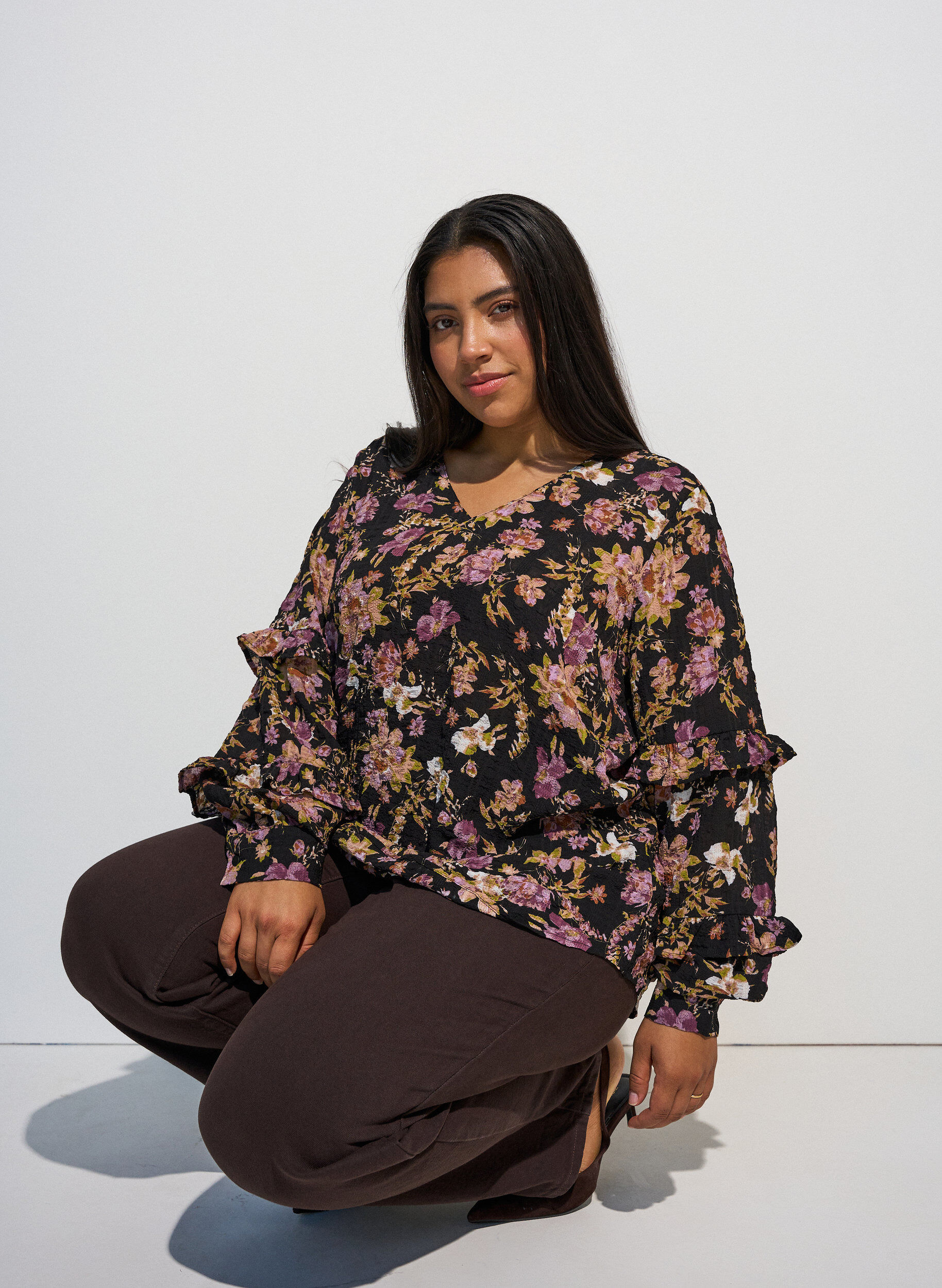 ZizziKukkakuviollinen pusero ja r&ouml;yhel&ouml;yksityiskohdat, Musta, Model image number 0