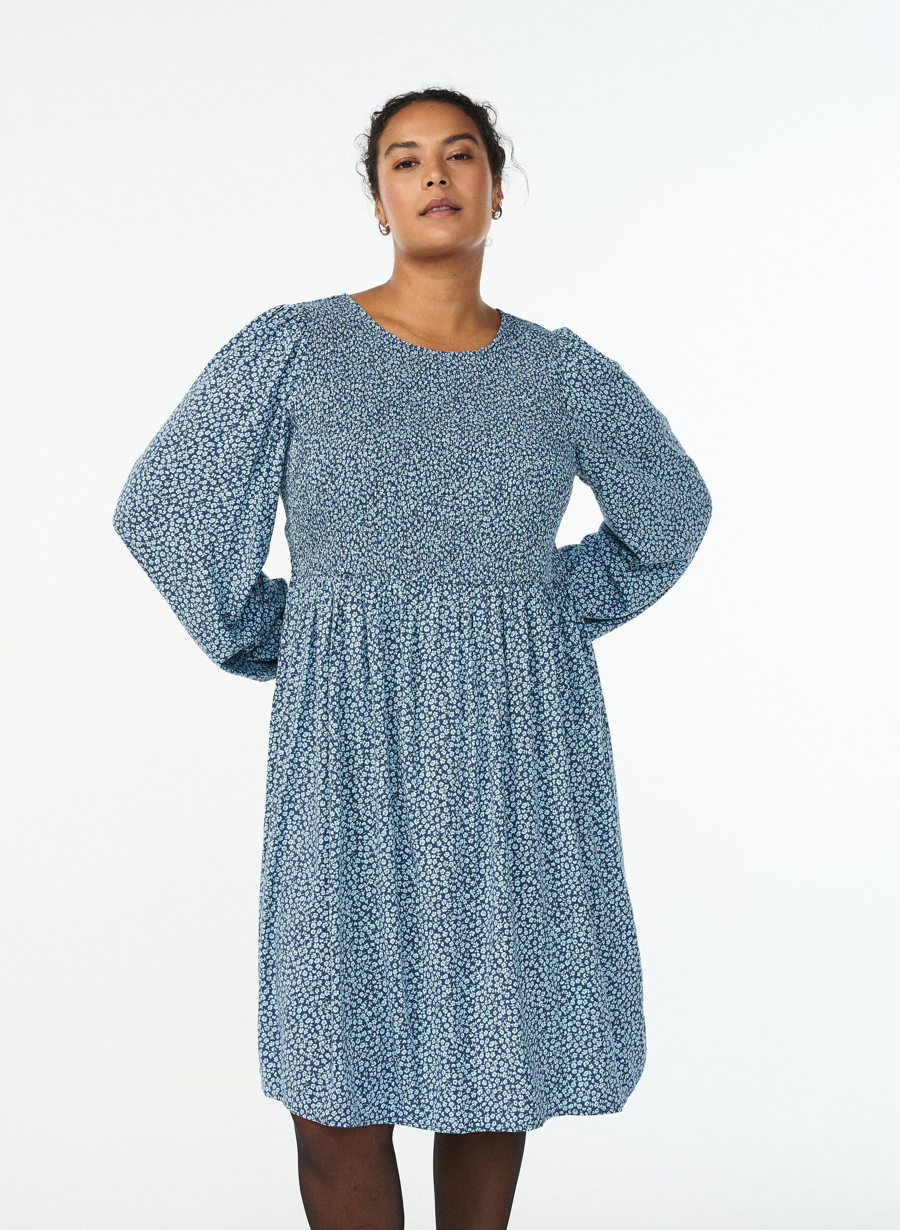 ZizziMekko kuminauhallisella yl&auml;osalla ja pienikukkaisella kuosilla, Sininen, Model image number 0