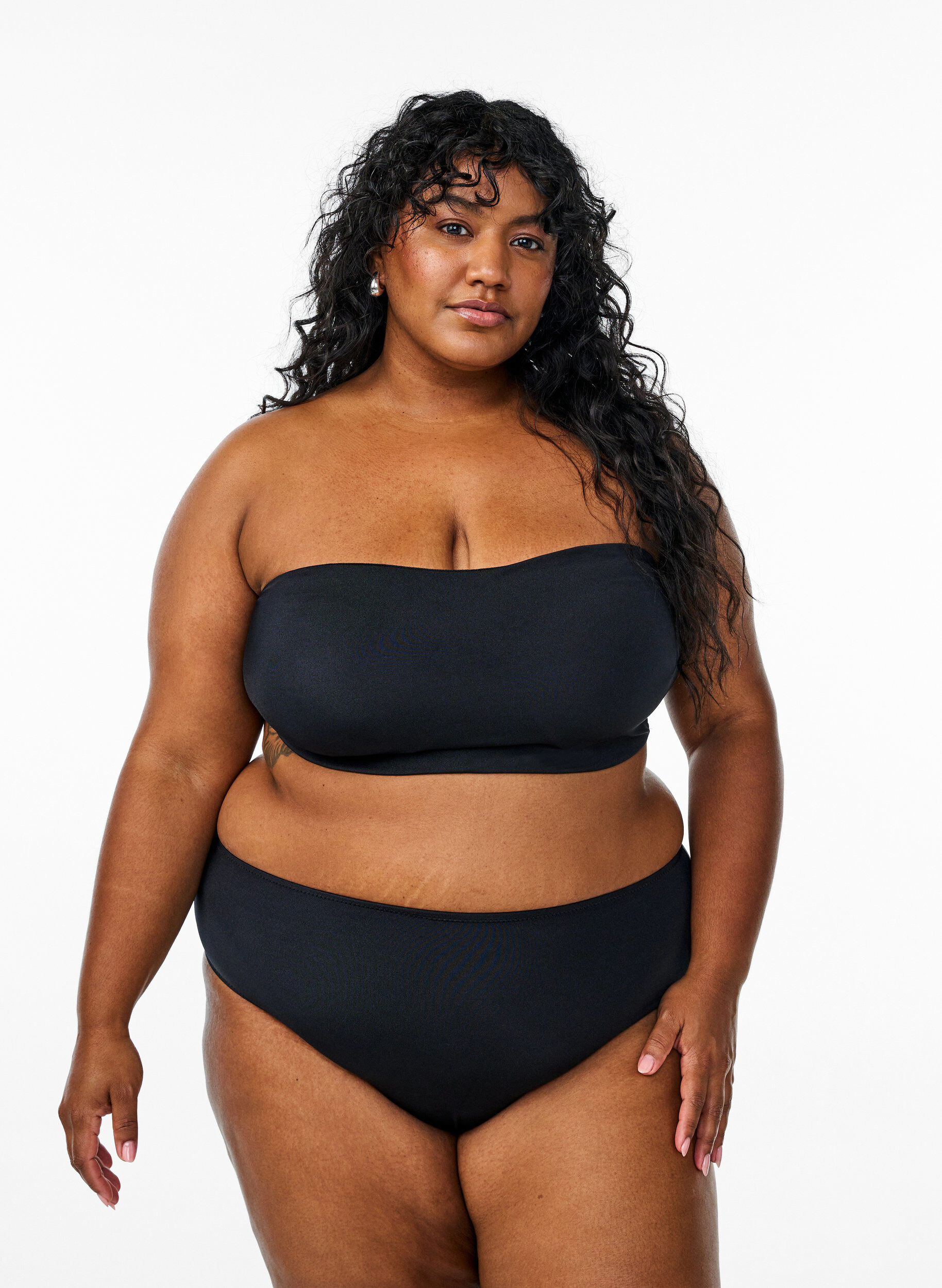 Zizzi Yksiv&auml;rinen bandeau-bikiniyl&auml;osa, Musta, Model image number 1