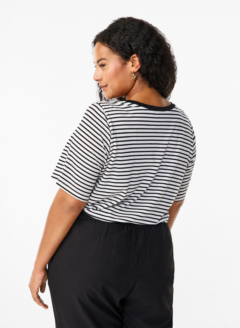 Raidallinen t-paita lyocellia, jossa on pyöreä pääntie, Musta, Model image number 2