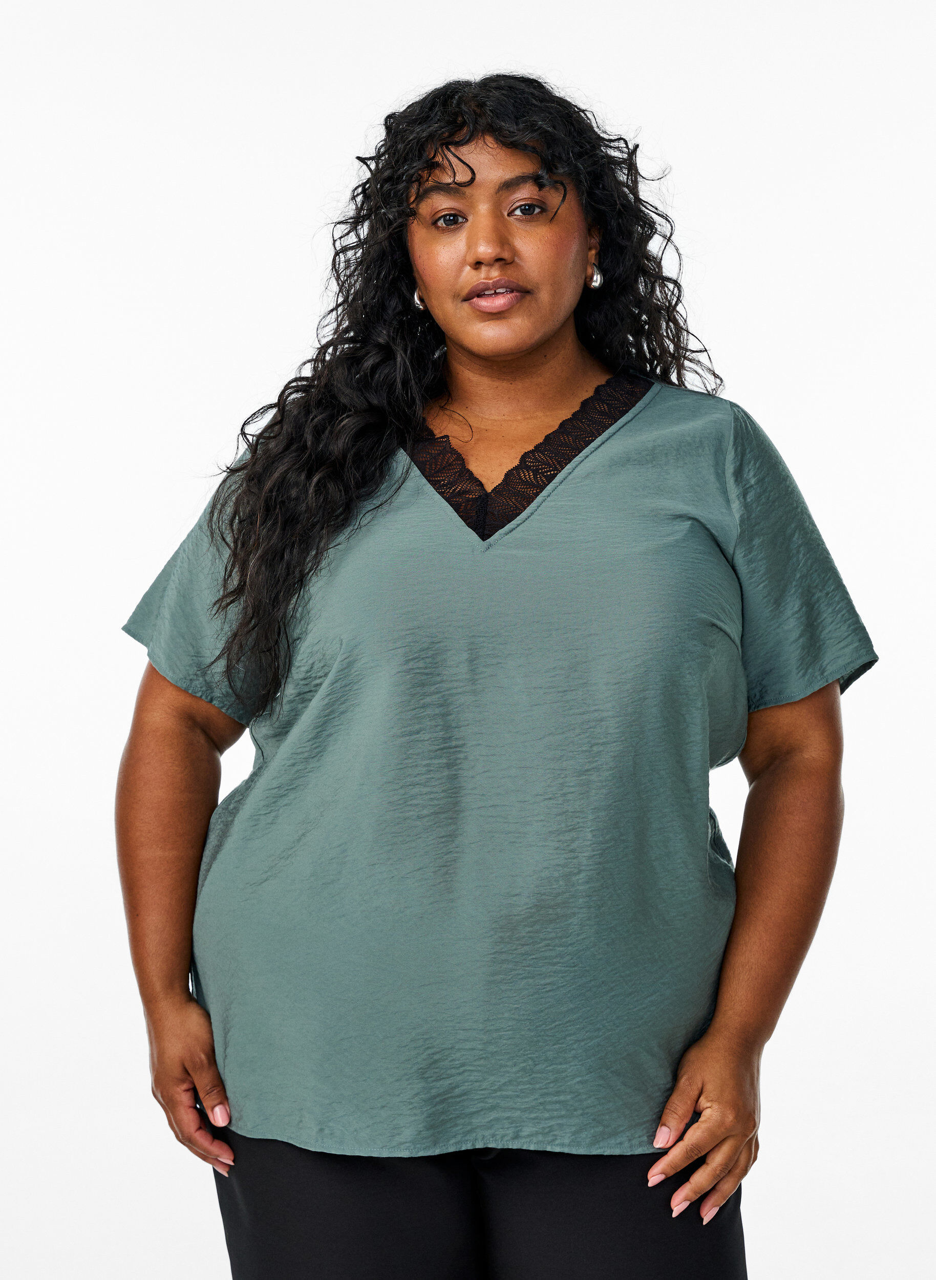 Lyhythihainen viskoosipusero, jossa on pitsikoristeet, Vihre&auml;, Model