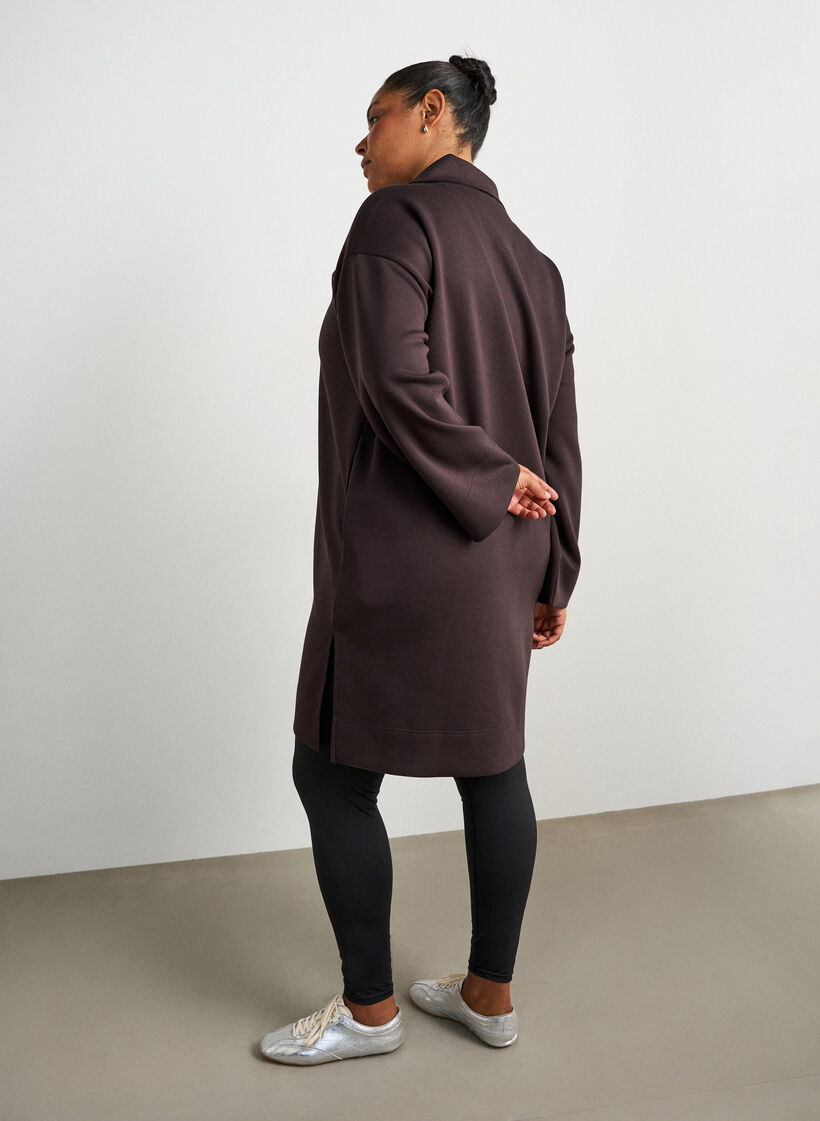 Sporttinen swetarimekko korkealla kauluksella ja vetoketjulla, Ruskea, Model image number 2
