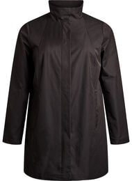 Siirtym&auml;takki taskuilla ja korkealla kauluksella, Musta