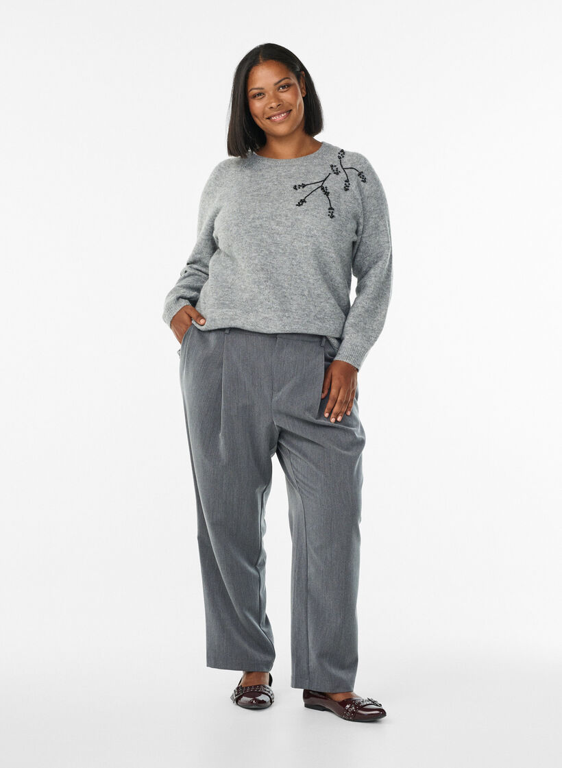 Neule helmikirjailulla, Harmaa, Model